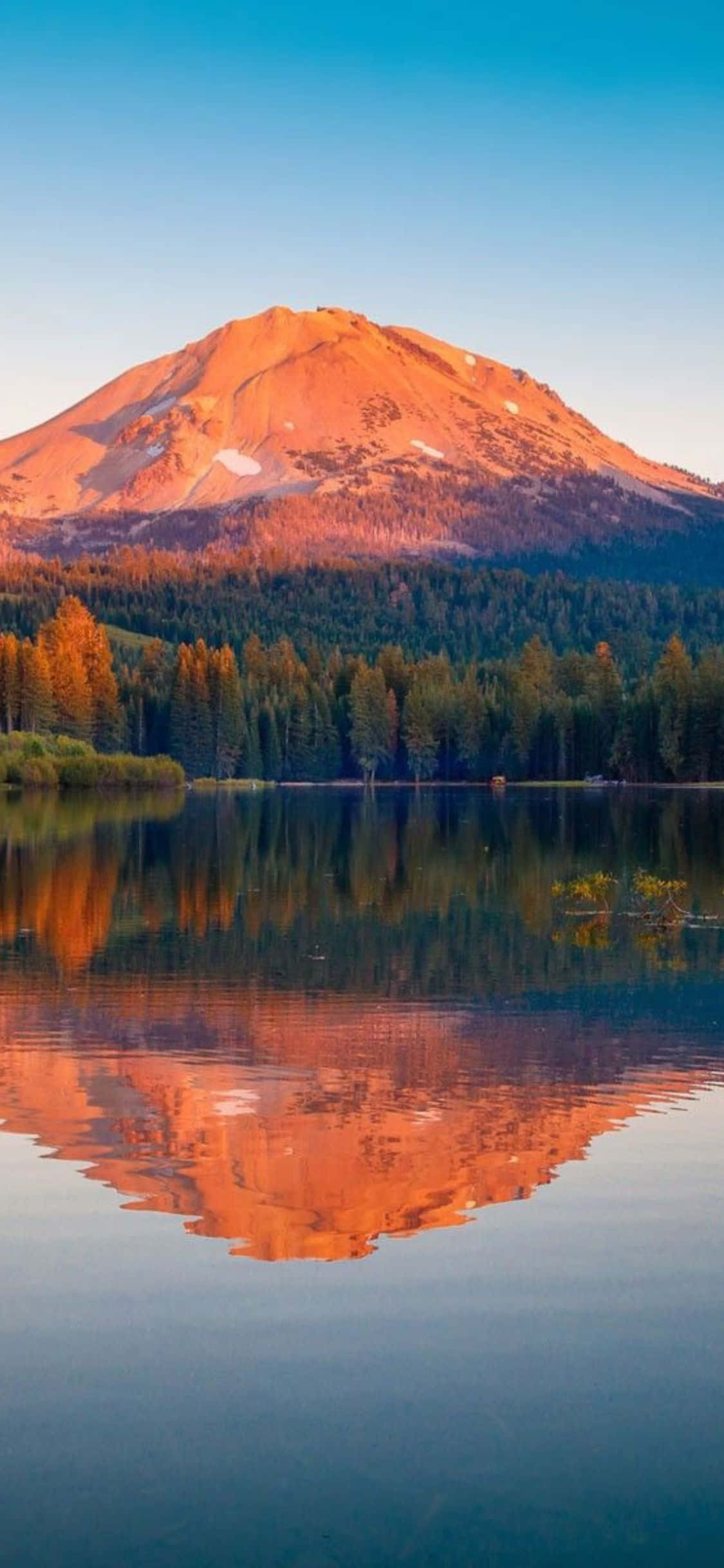 Pwani ya California iliyoreflected katika iPhone Xs Picha ya Ukuta