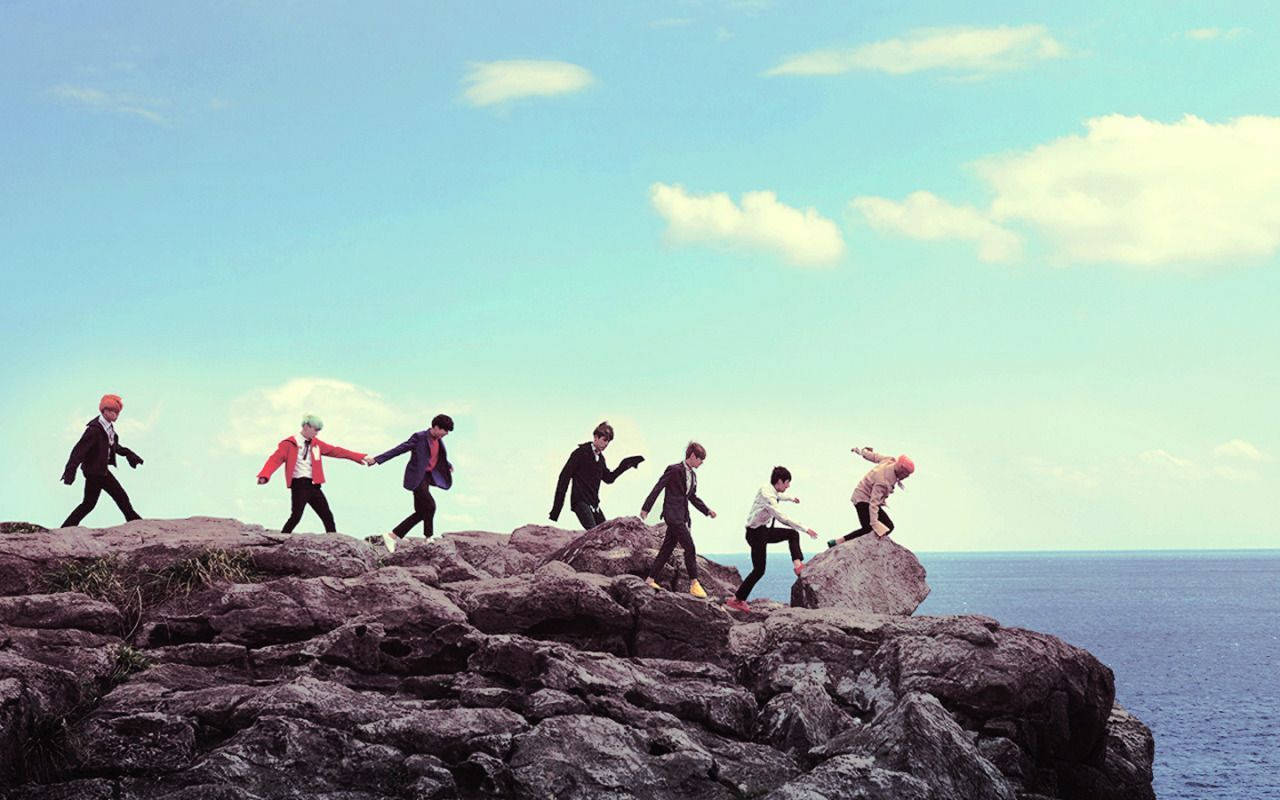 Pwani Yenye Miamba ya BTS Picha ya Ukuta