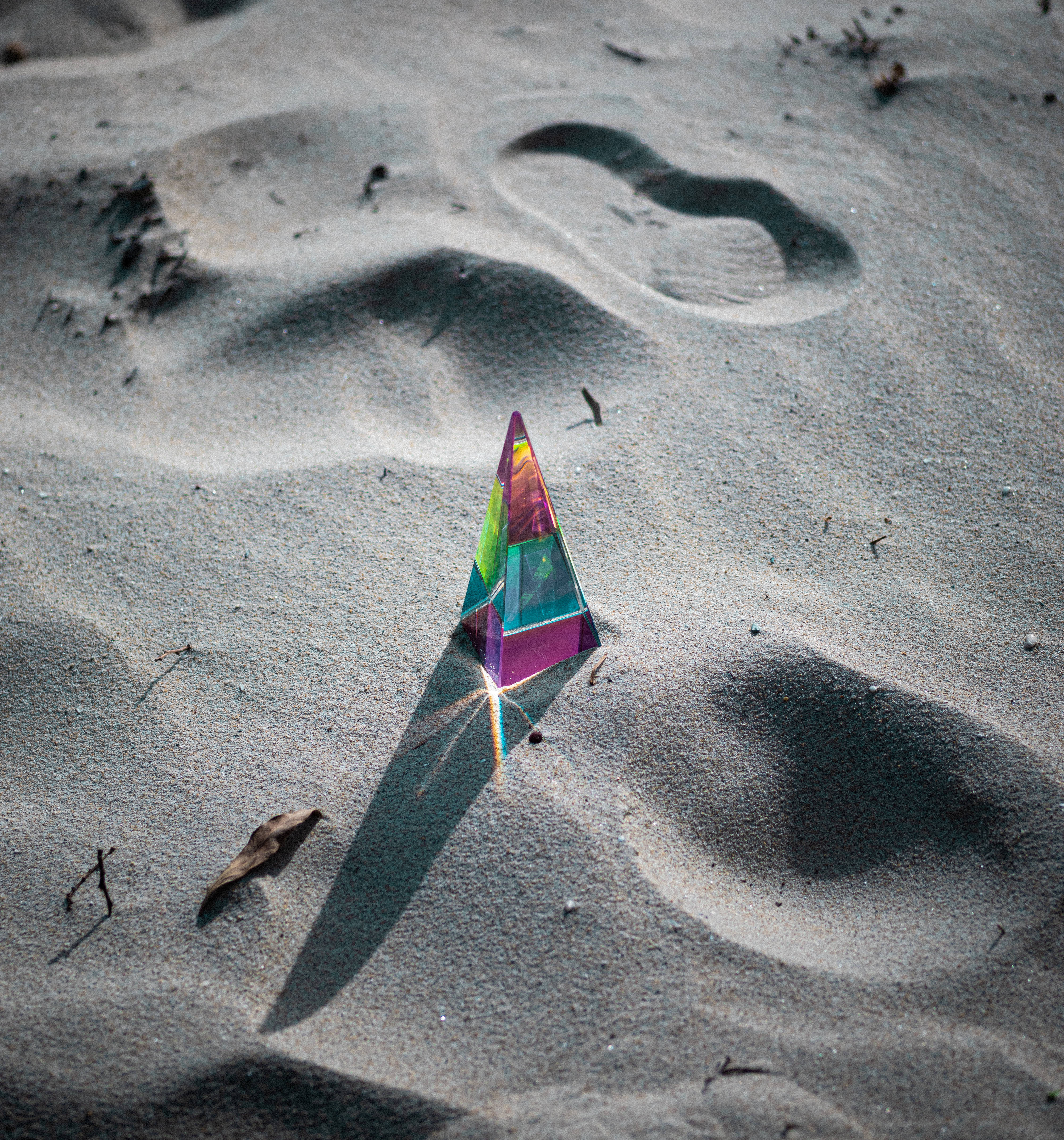 Pyramid Rainbow Prism On Sand Picha ya Ukuta