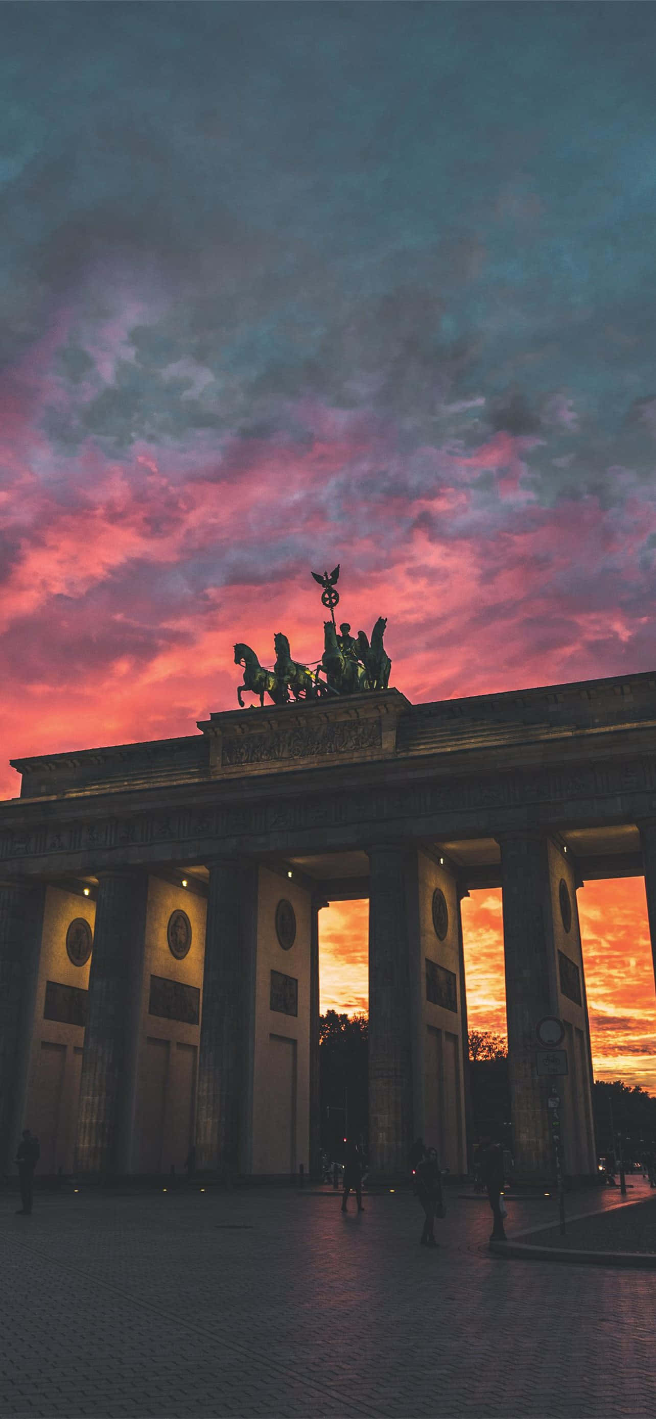 Brandenburg Gate Quadriga na Mwanga wa Pink na Orange Picha ya Ukuta