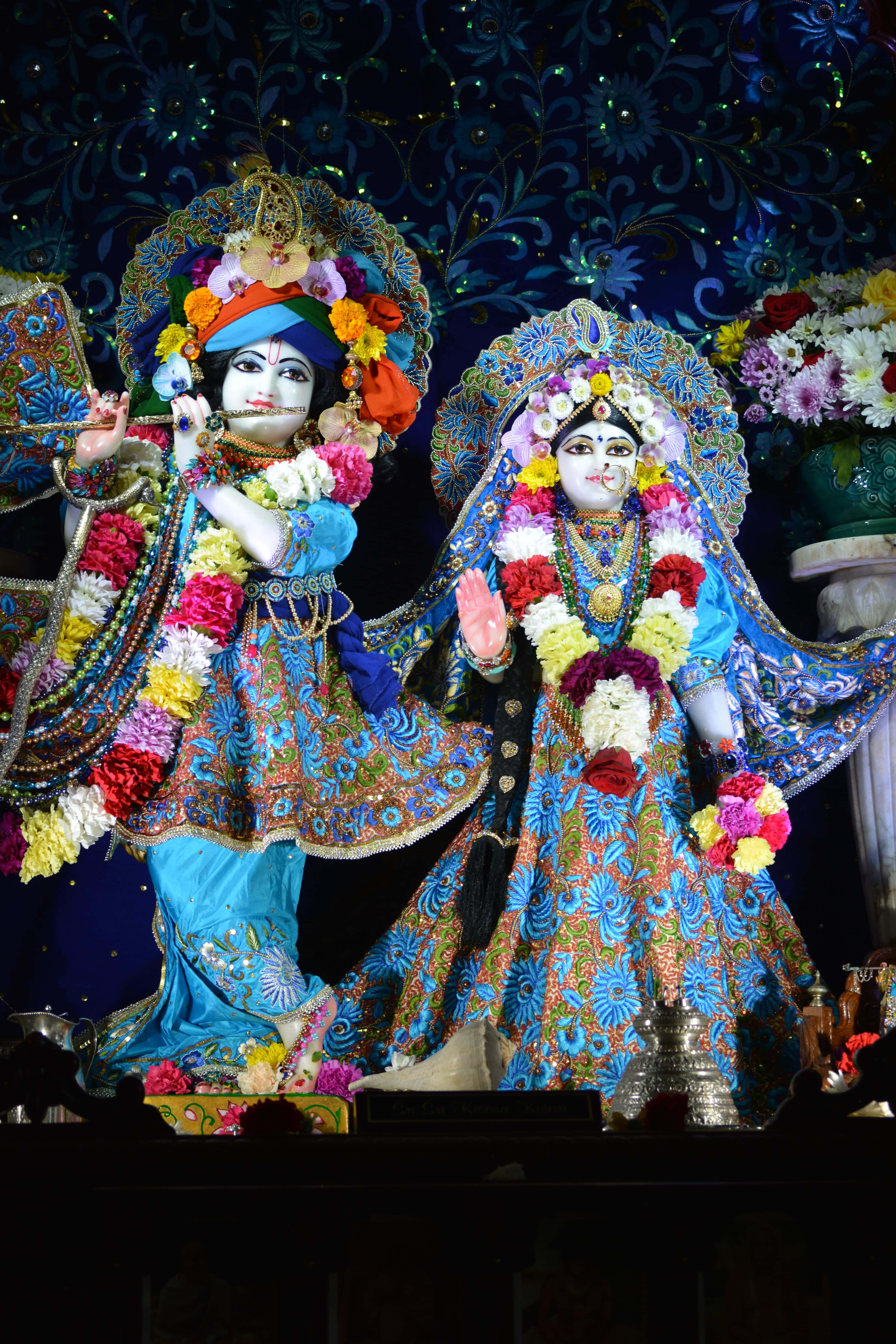Radha Krishna chini ya Mango ya Nyota Picha ya Ukuta