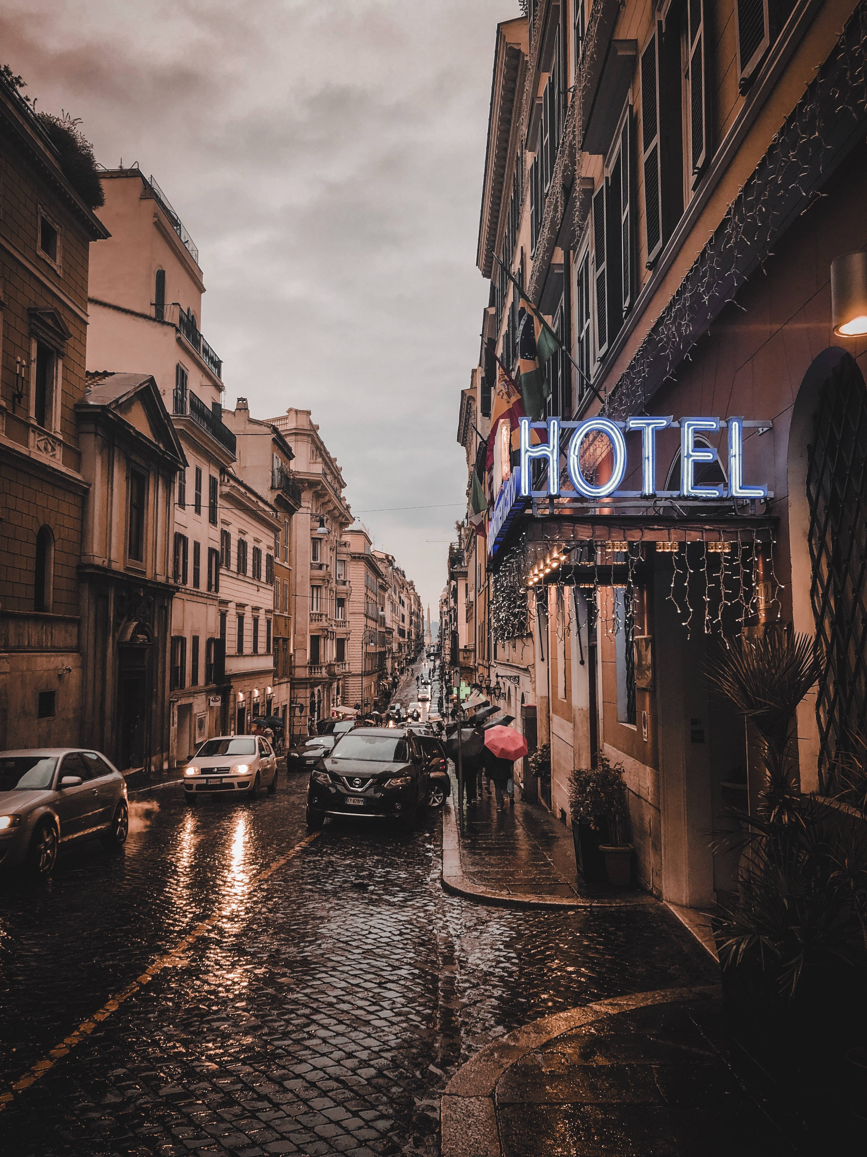 Rainy Day At Hotel Picha ya Ukuta