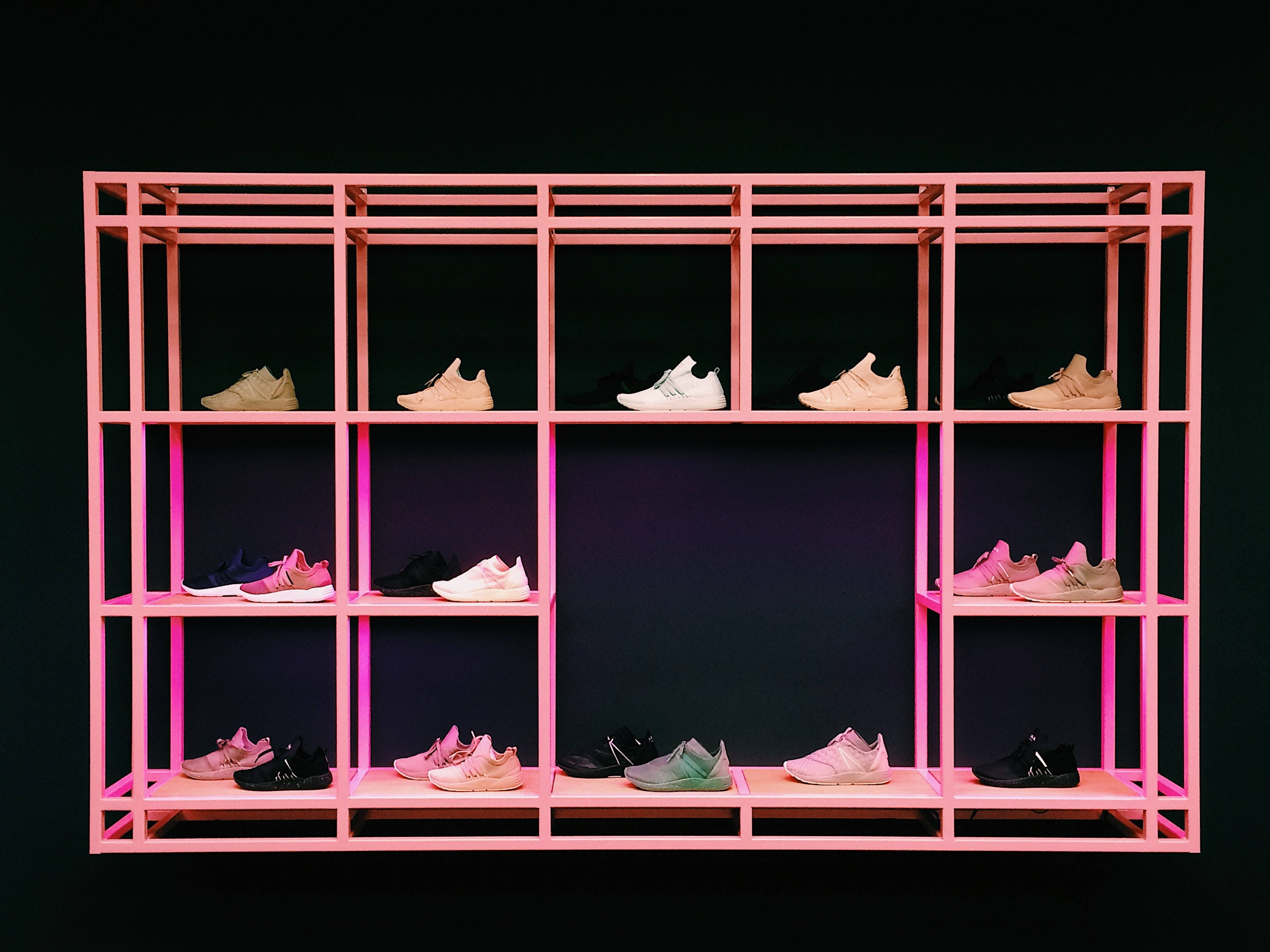 Raki ya Viatu ya Pink ya Aesthetic Picha ya Ukuta