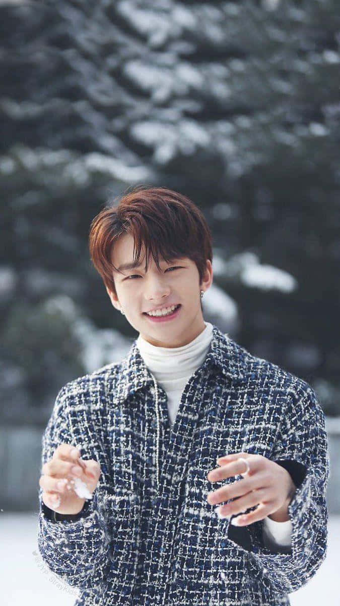 Rapa wa Korea Kusini Hyunjin Mbele ya Miti yenye Theluji Picha ya Ukuta