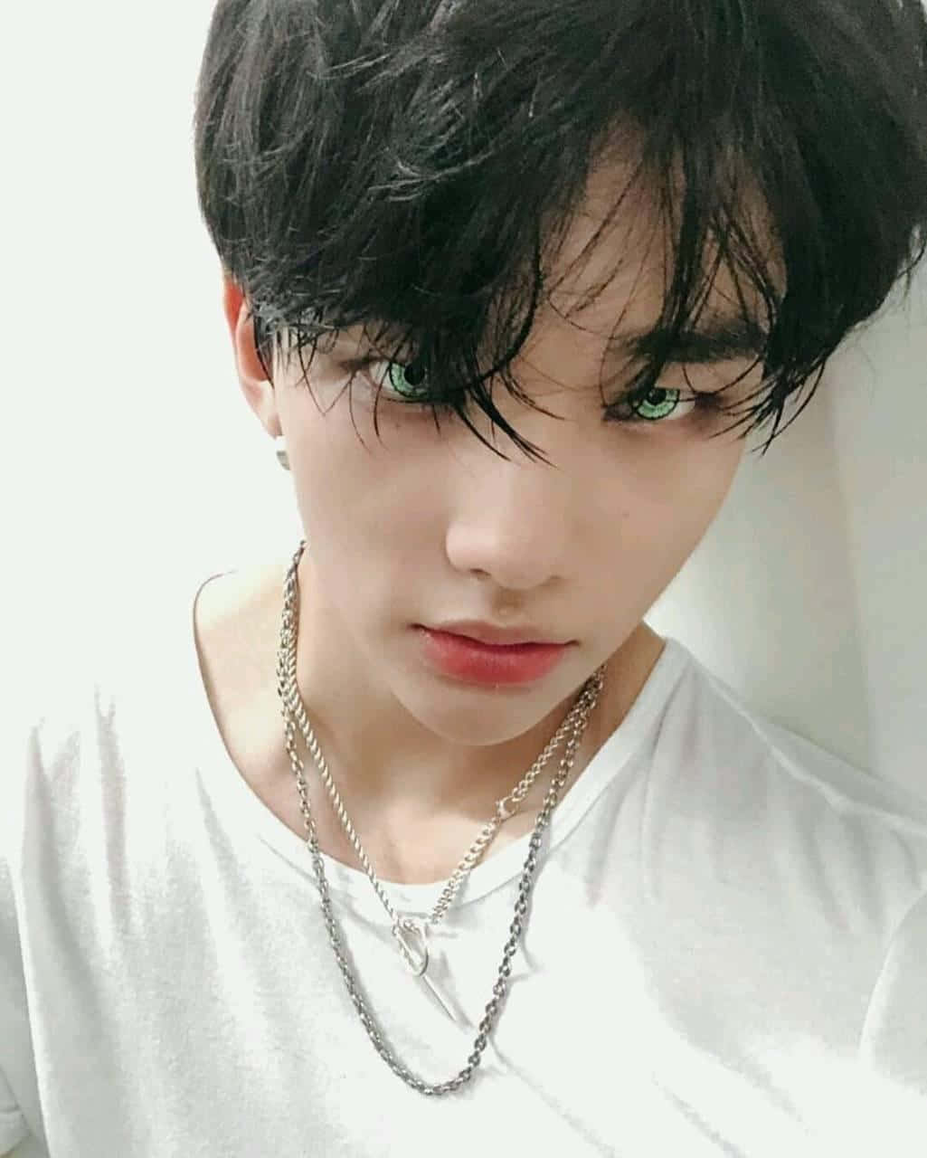 Rapa wa Korea Kusini Hyunjin akiwa na Lenzi za Mawasiliano za Kijani Picha ya Ukuta