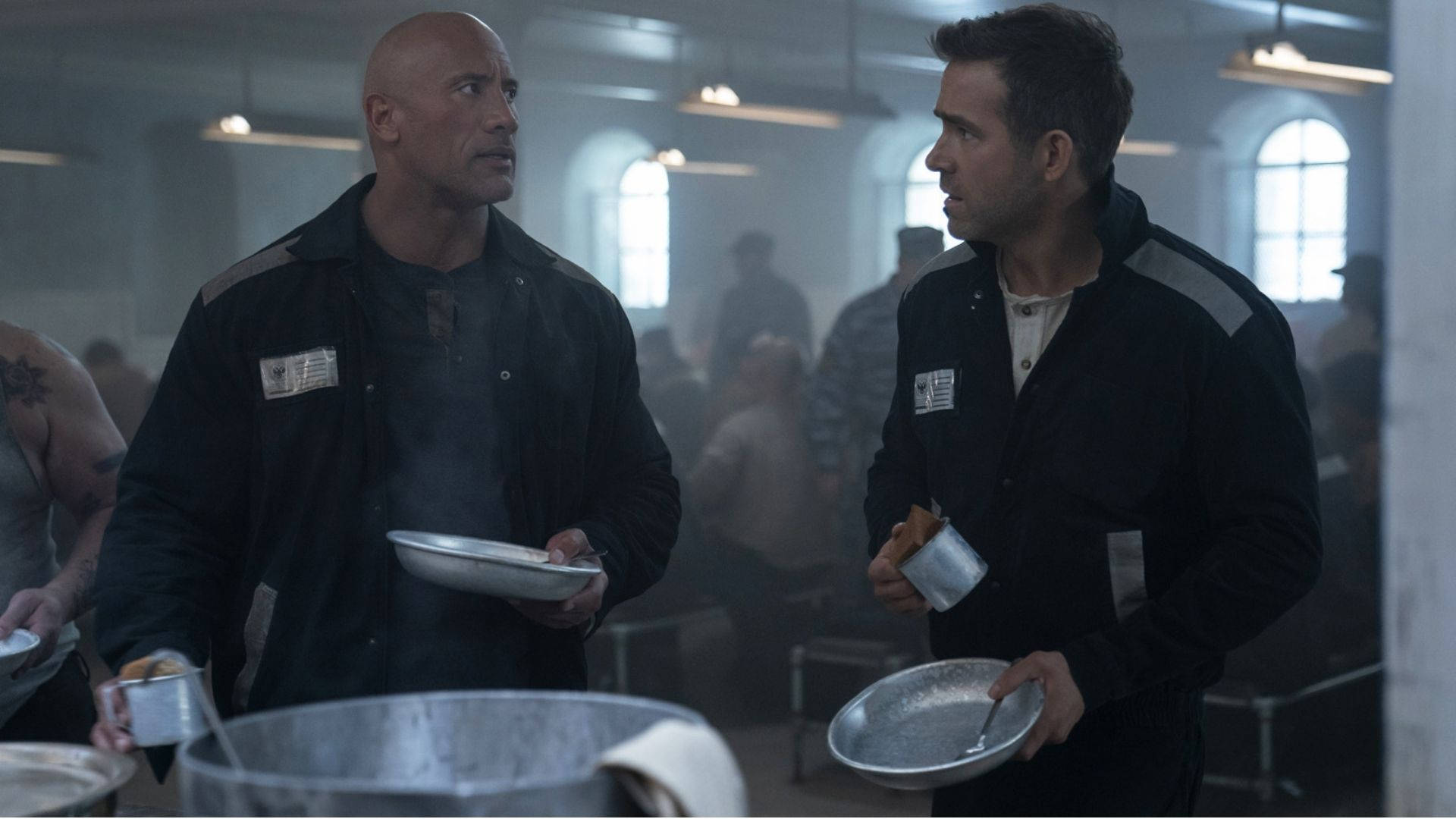 Red Notice Characters In The Cafeteria Picha ya Ukuta