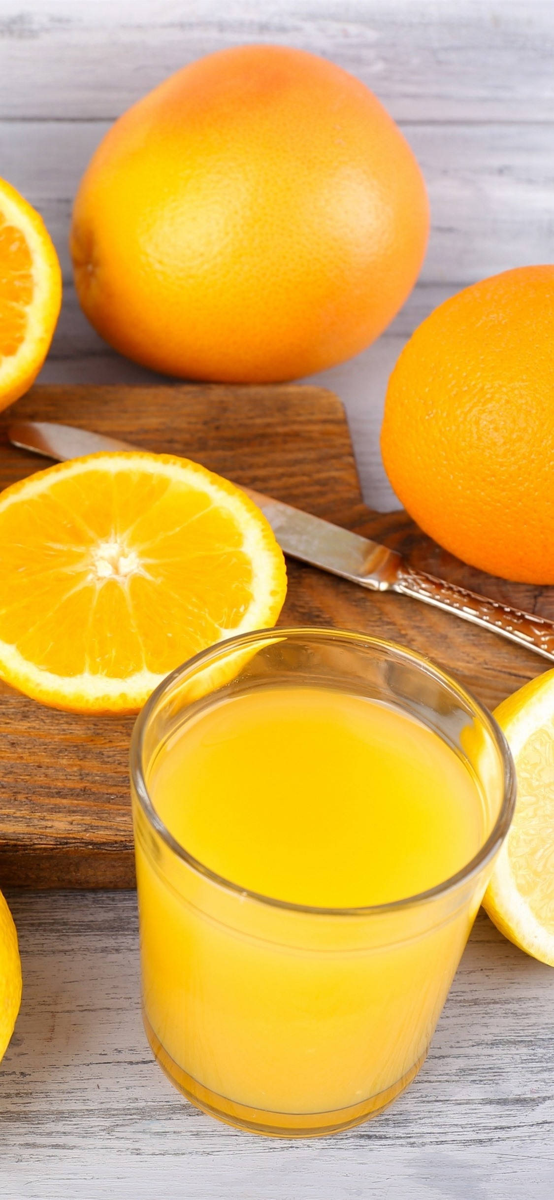 Refreshing Orange Juice with Sliced Oranges Picha ya Ukuta