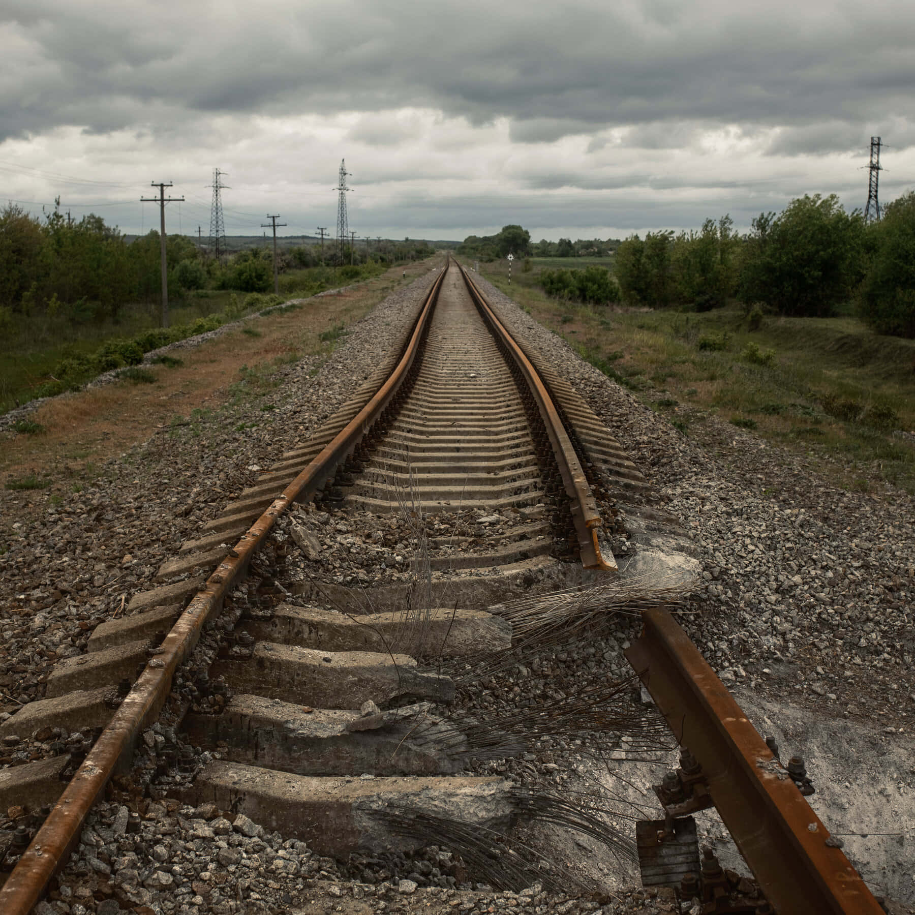 reli za treni katikati ya shamba Picha ya Ukuta