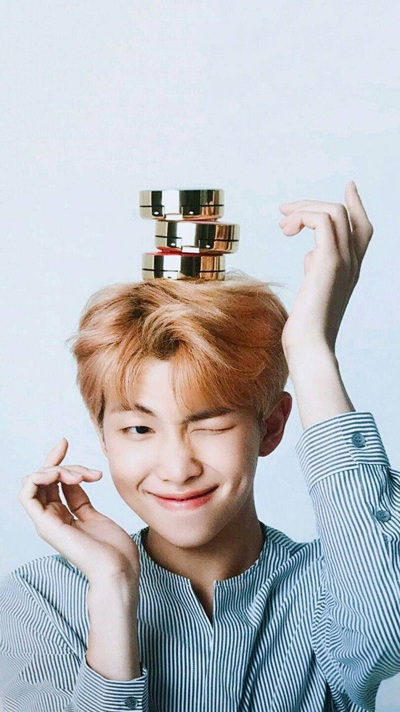 RM wa BTS Mzuri na Vifurushi Vya Mwanga Kwenye Kichwa Picha ya Ukuta