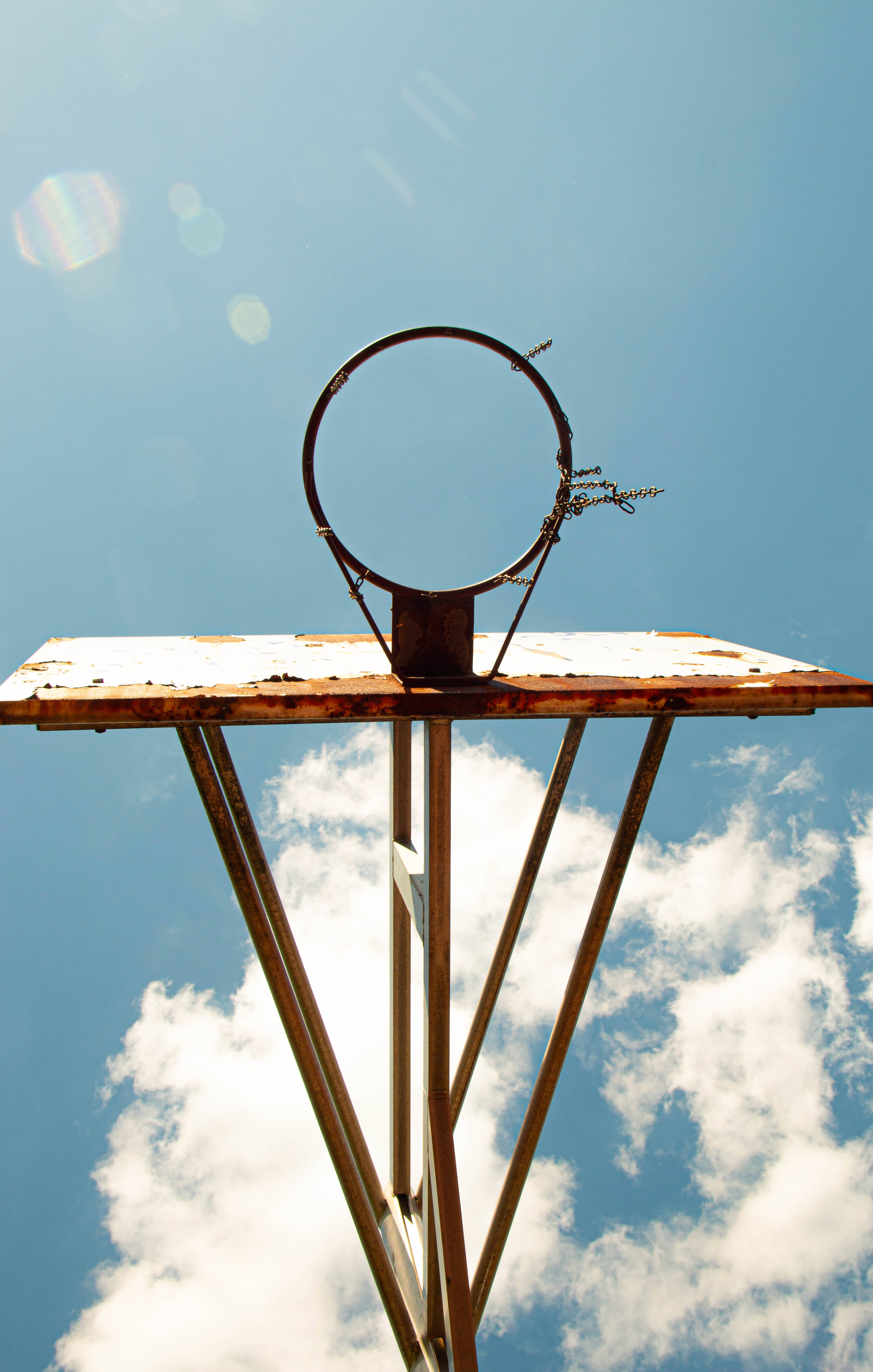 Rusty Basketball Hoop in the Sky Picha ya Ukuta