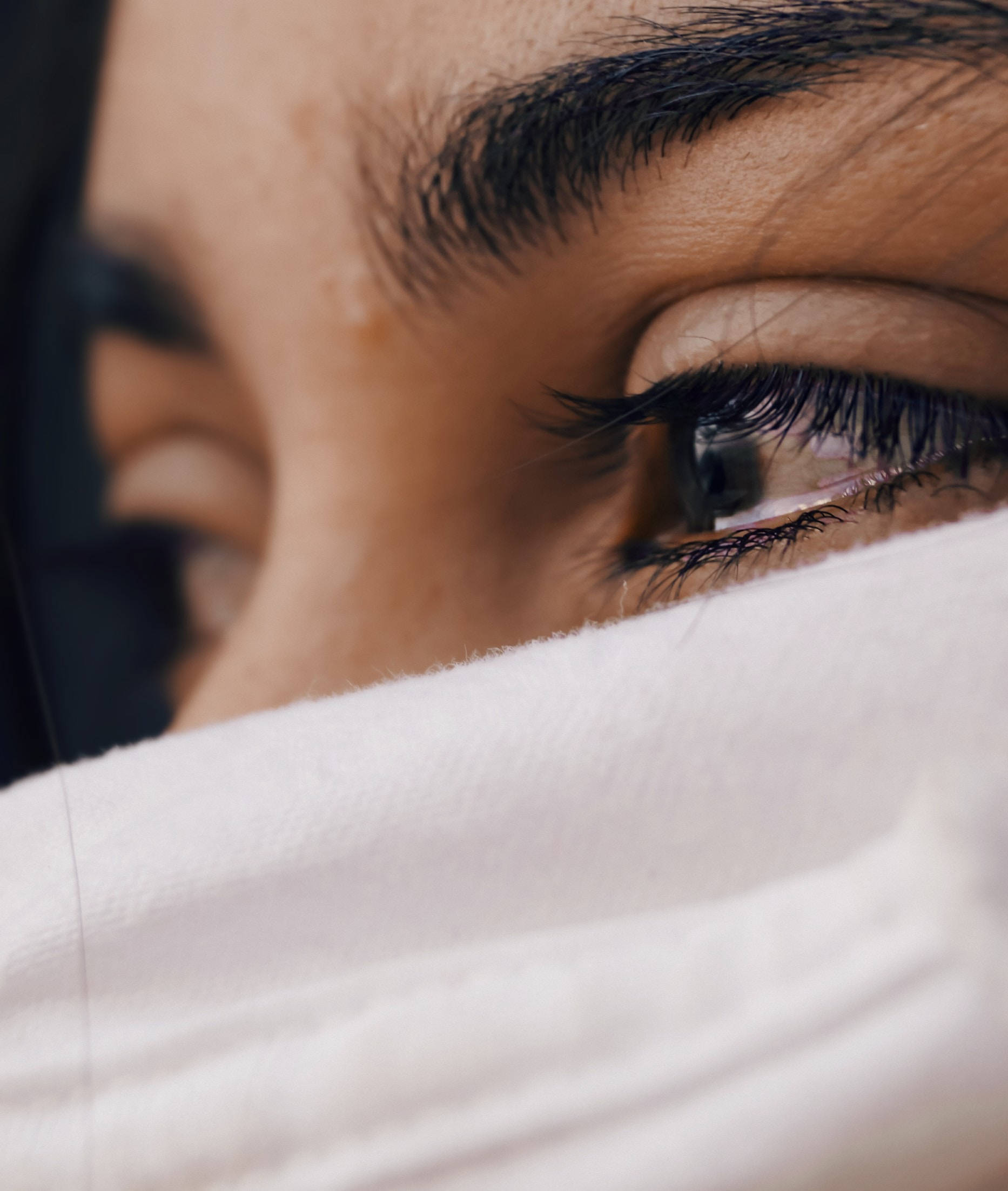 Sad Teary Eyes Woman Picha ya Ukuta