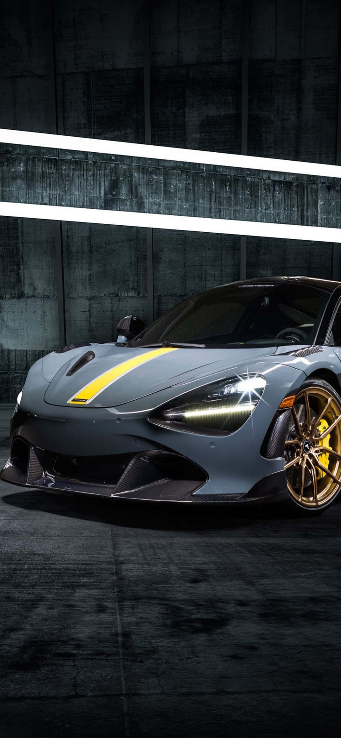 Safari kwa mwonekano na iPhone Xs na Mclaren 720s Picha ya Ukuta