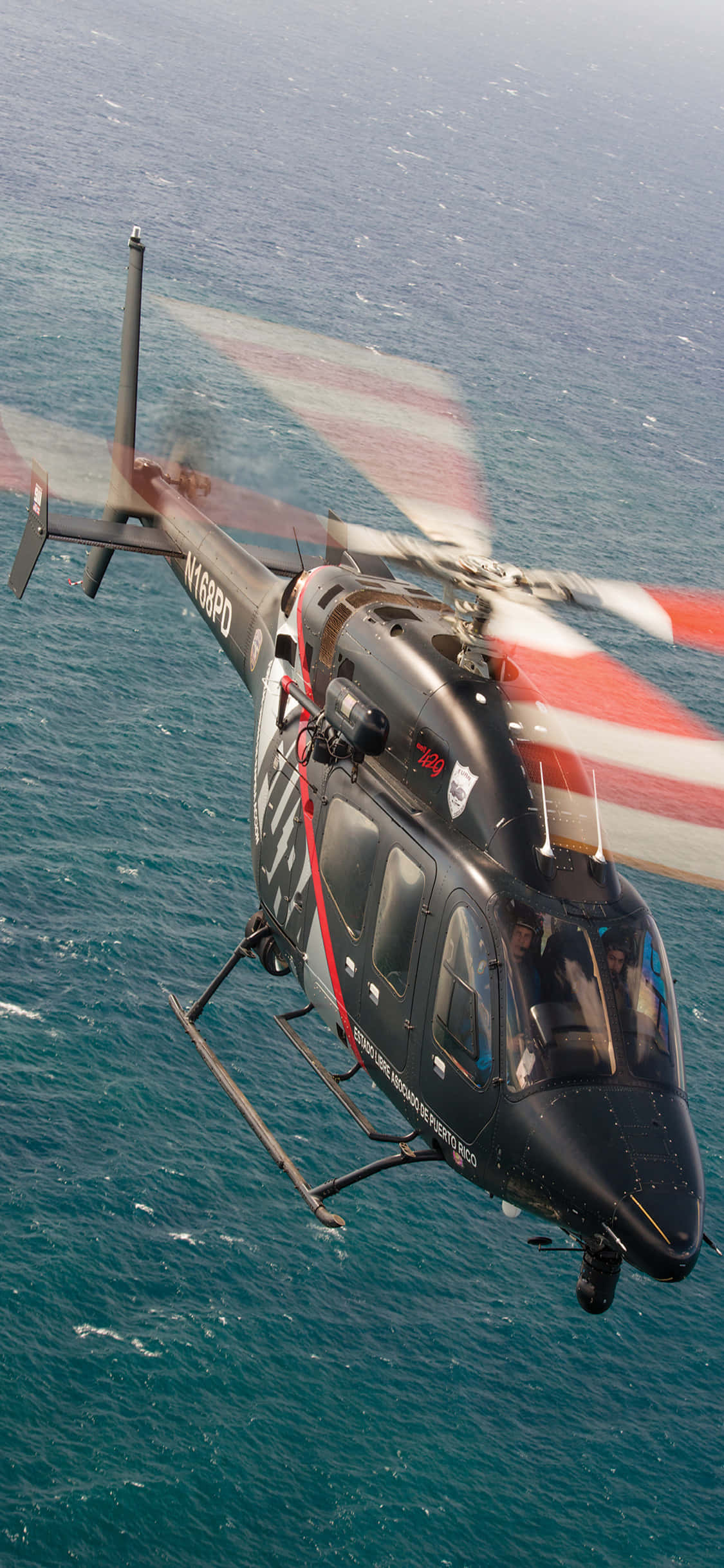 Safari ya helikopta ya kijasiri juu ya upeo wa bluu wa umeme Picha ya Ukuta