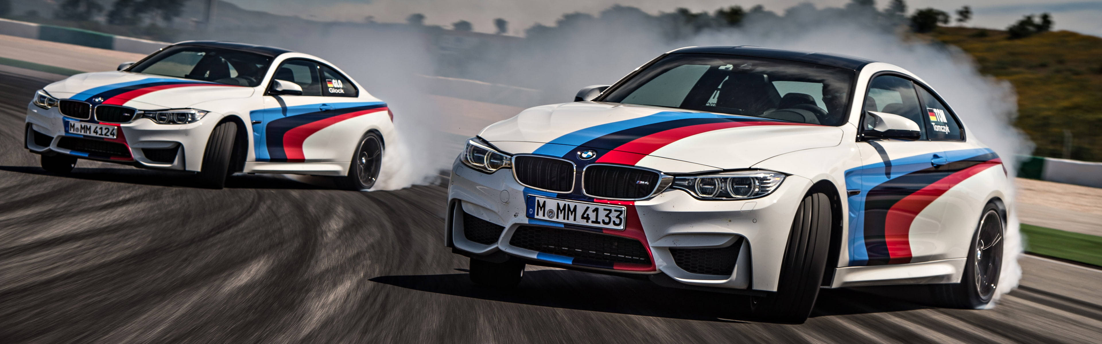 Safari ya kusisimua ya gari la BMW M4 Drift kwenye wimbo Picha ya Ukuta