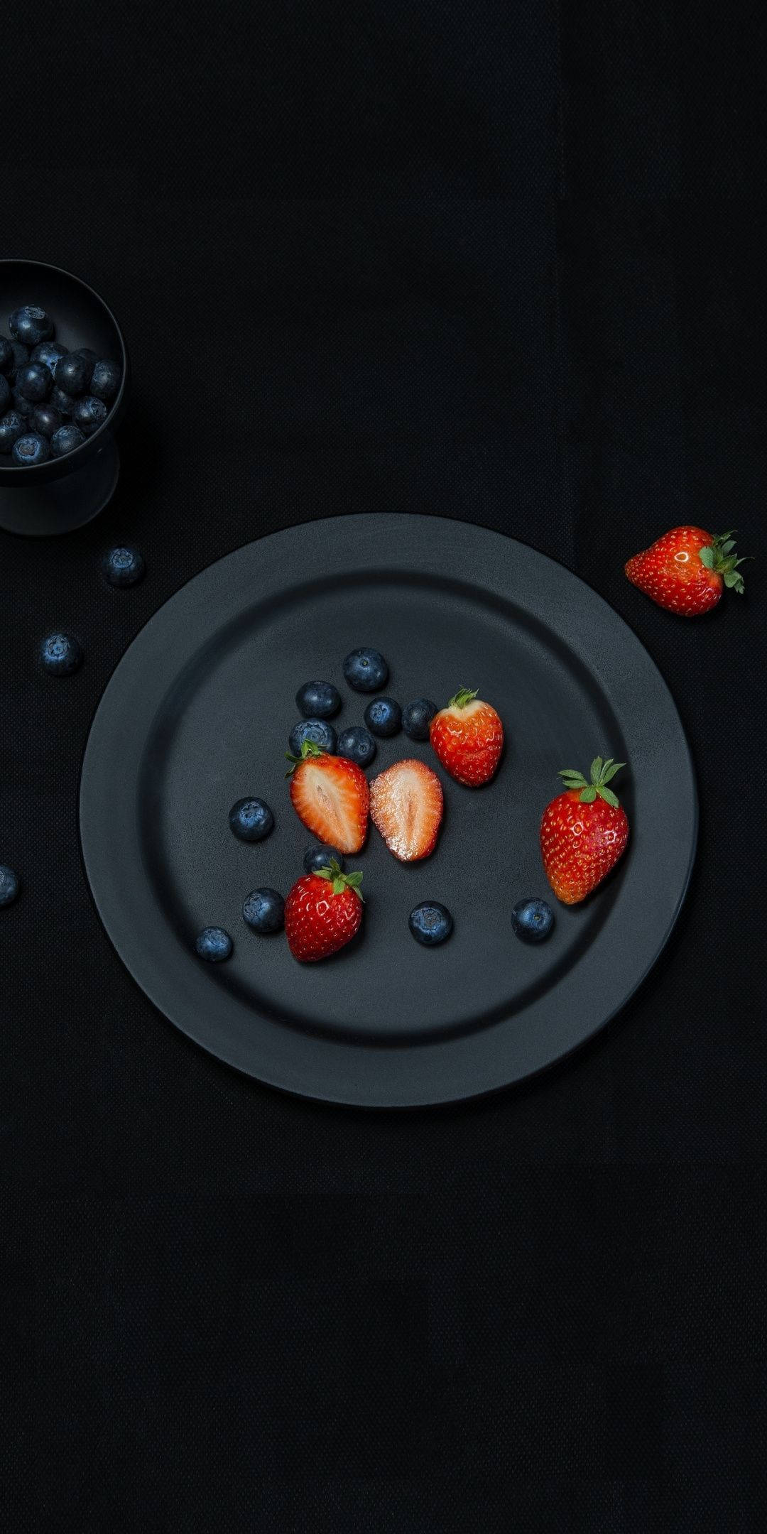 Sahani ya Blueberries na Strawberries Picha ya Ukuta