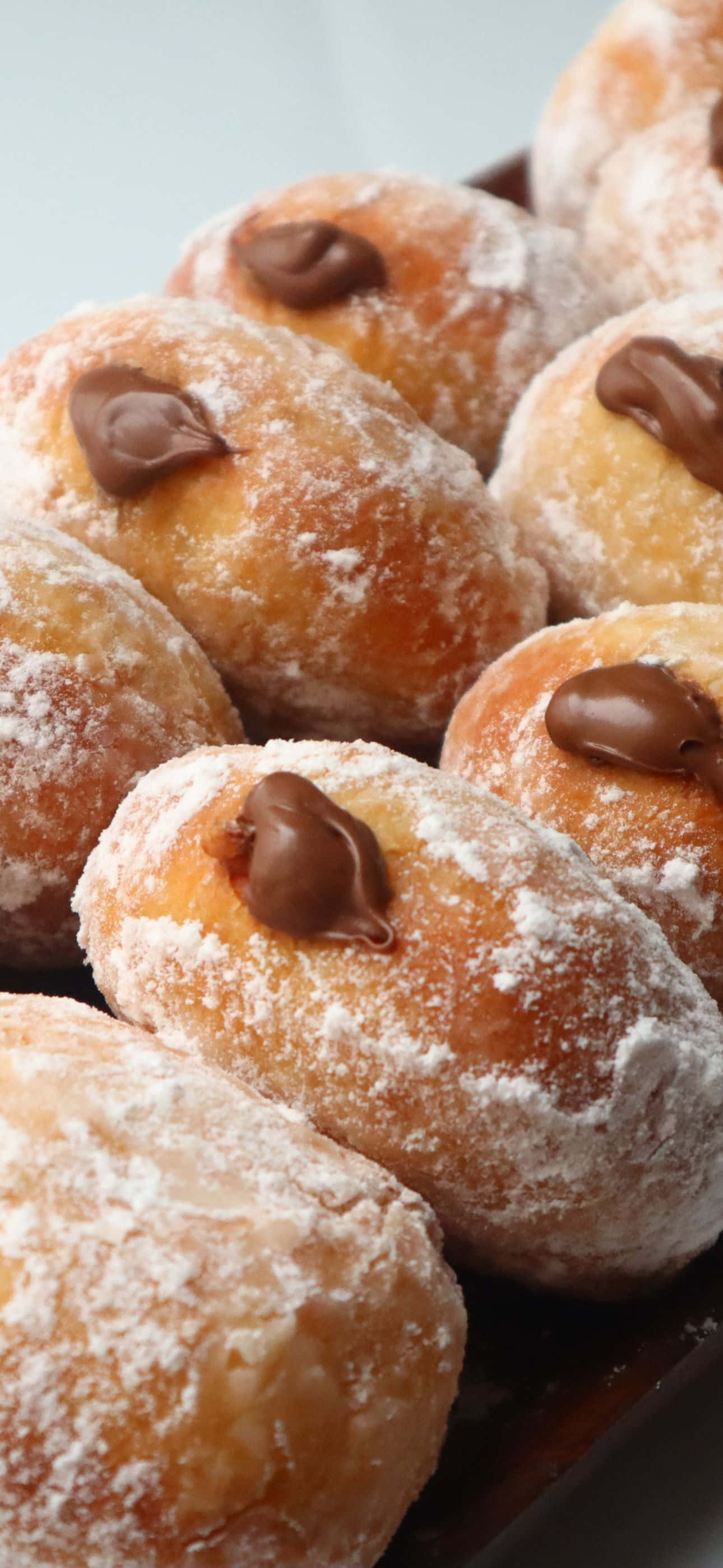 sahani ya donuts na chokoleti na sukari ya mwanga Picha ya Ukuta