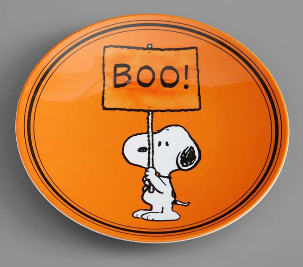 Sahani yenye Snoopy akishika alama ya boo Picha ya Ukuta