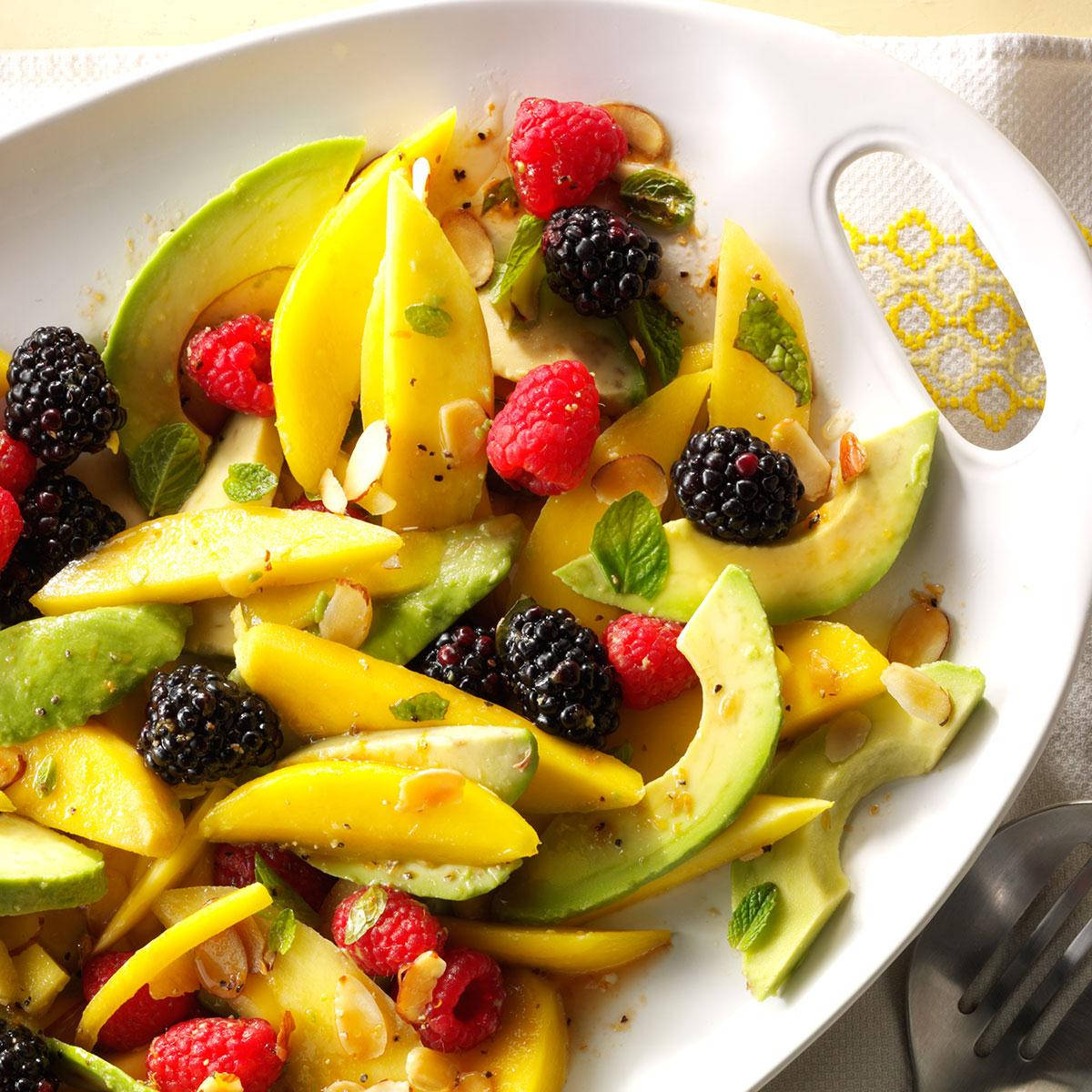 Saladi ya Avocado na Berries Picha ya Ukuta