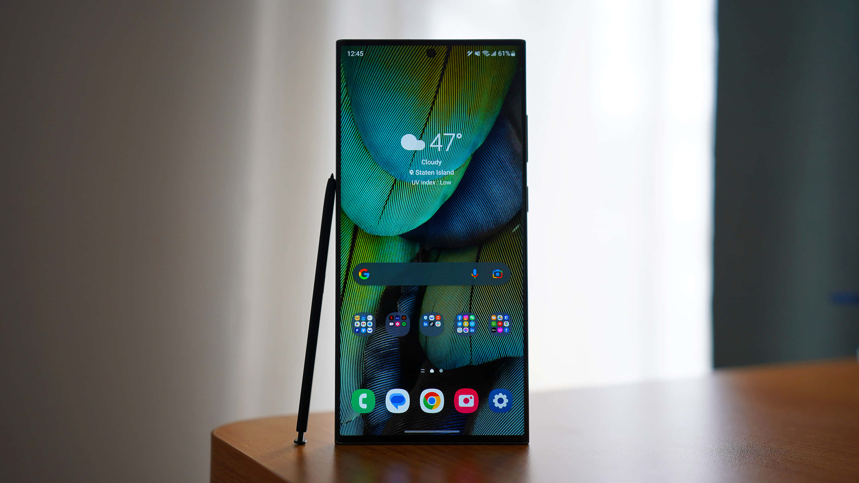 Samsung S23 Ultra Ikiwa na S Pen Inayoonyeshwa Picha ya Ukuta