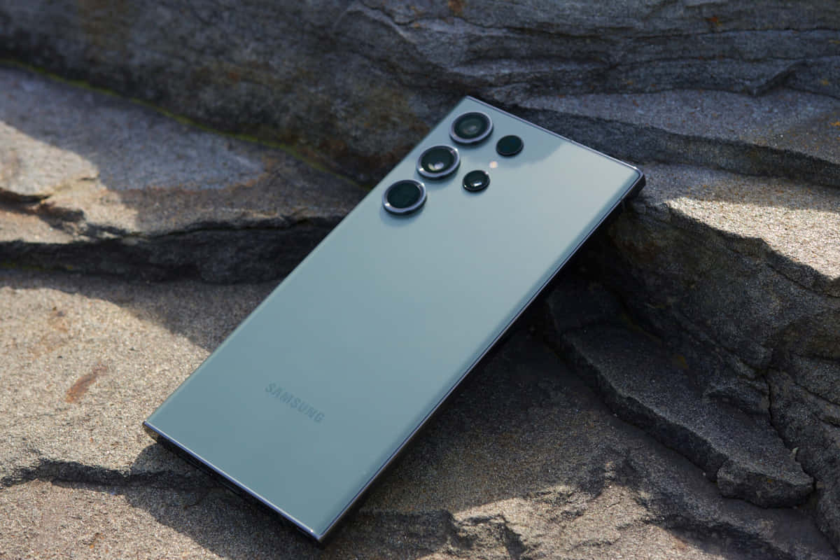 Samsung S23 Ultra Juu ya Mwamba Picha ya Ukuta