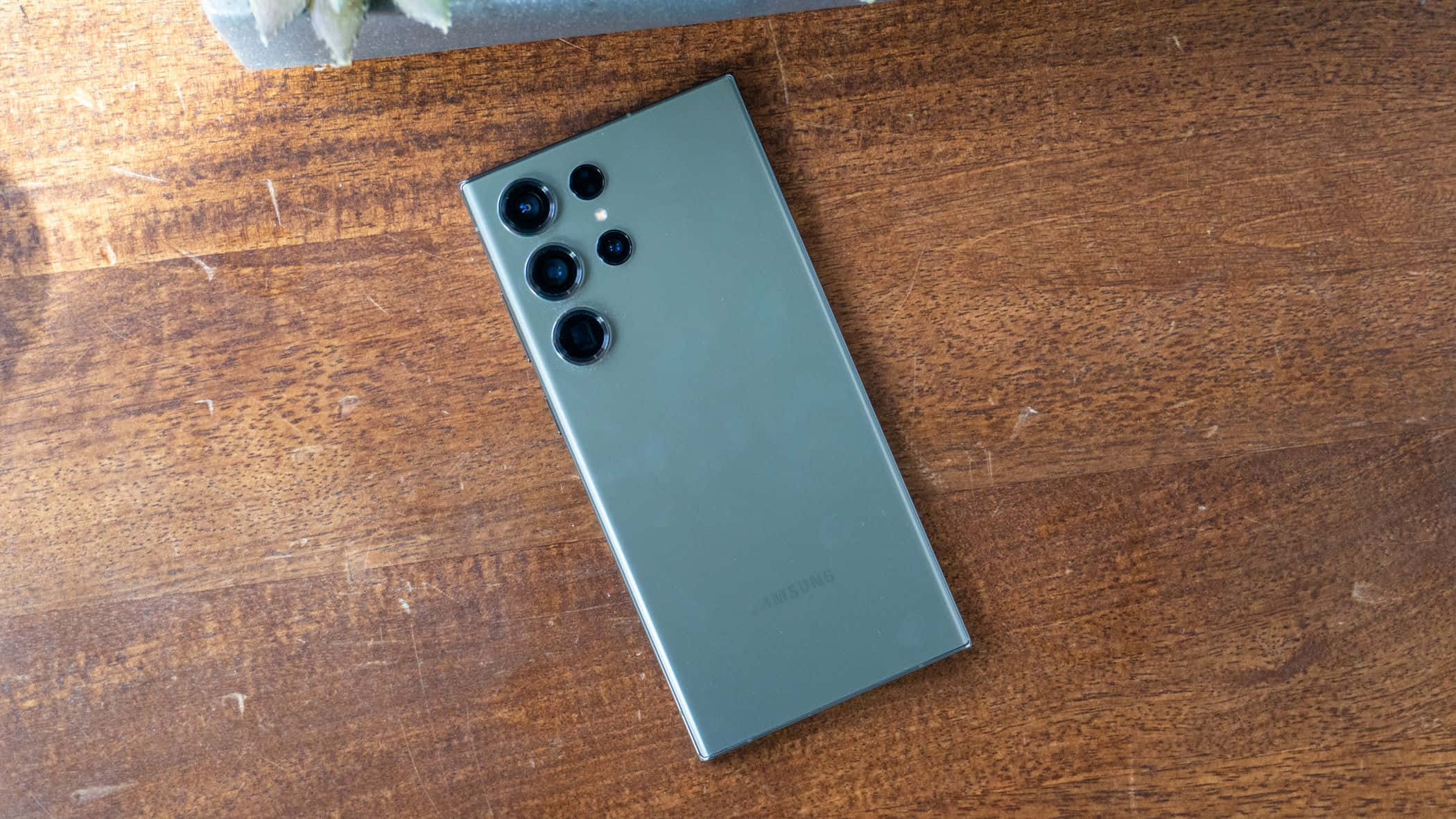 Samsung S23 Ultra Kijani Nyuma Mkusanyiko wa Kamera Mwonekano wa Mbao Picha ya Ukuta