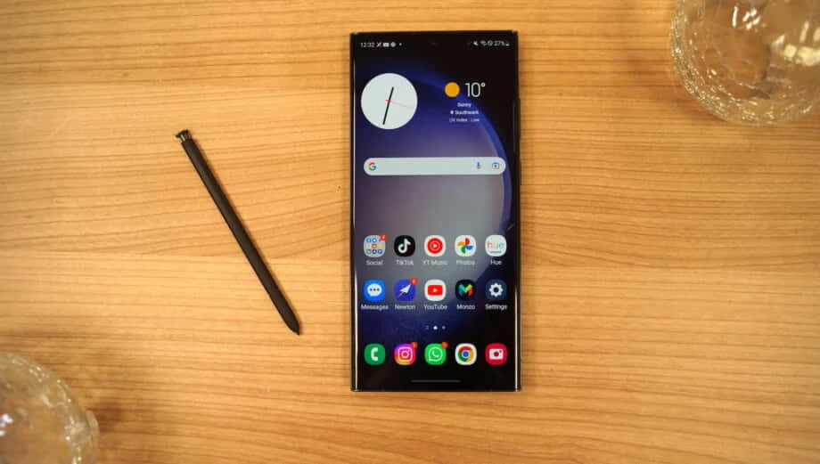 Samsung S23 Ultra na S Pen kwenye Dawati Picha ya Ukuta