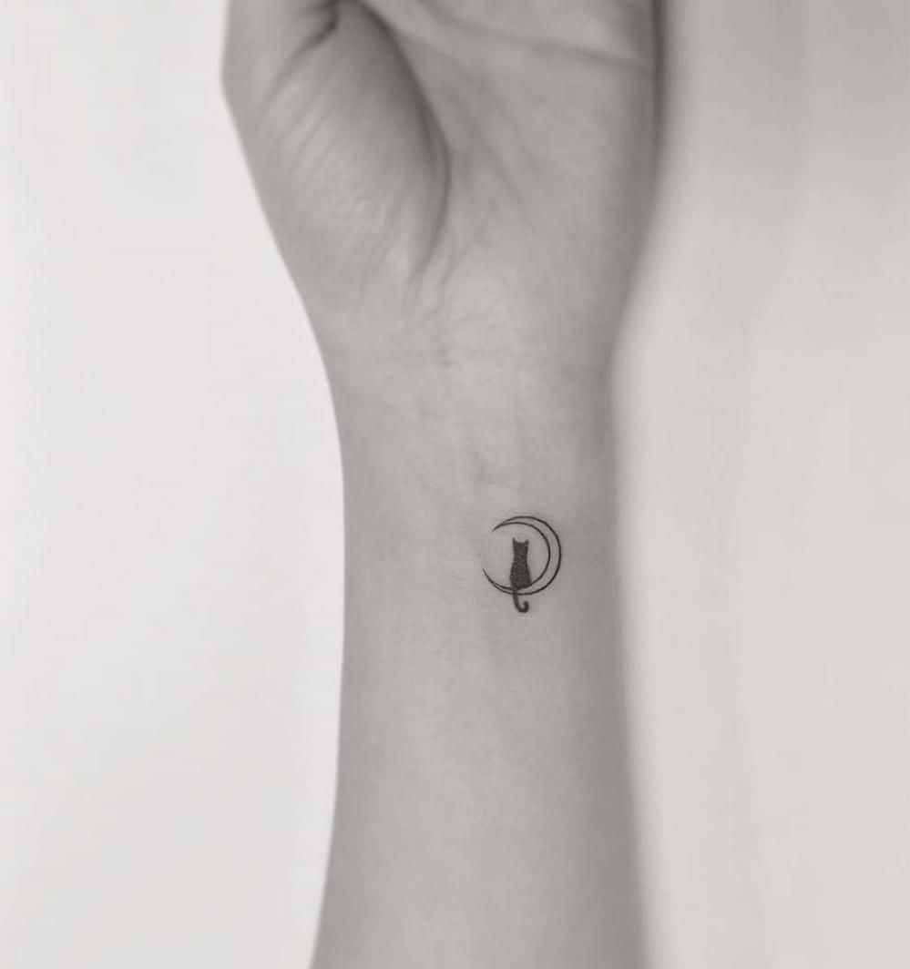 Sanaa ya Kuvutia ya Tattoo ya Wino Nyeusi Picha ya Ukuta