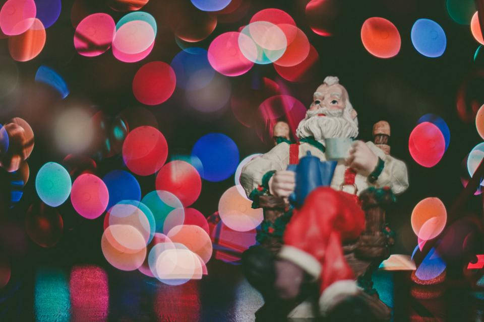 Sanamu ya Santa na Taa za Krismasi Zenye Rangi Mbalimbali Picha ya Ukuta