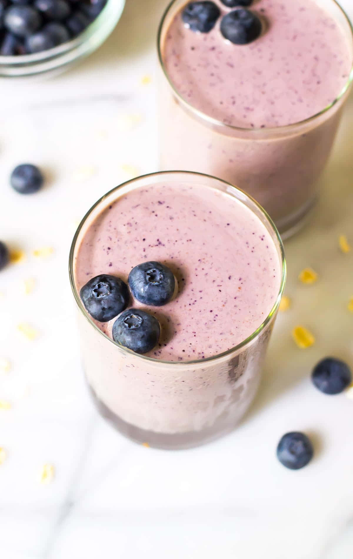 Satisfy your sweet tooth with this fresh and fruity Blueberry Smoothie Picha ya Ukuta