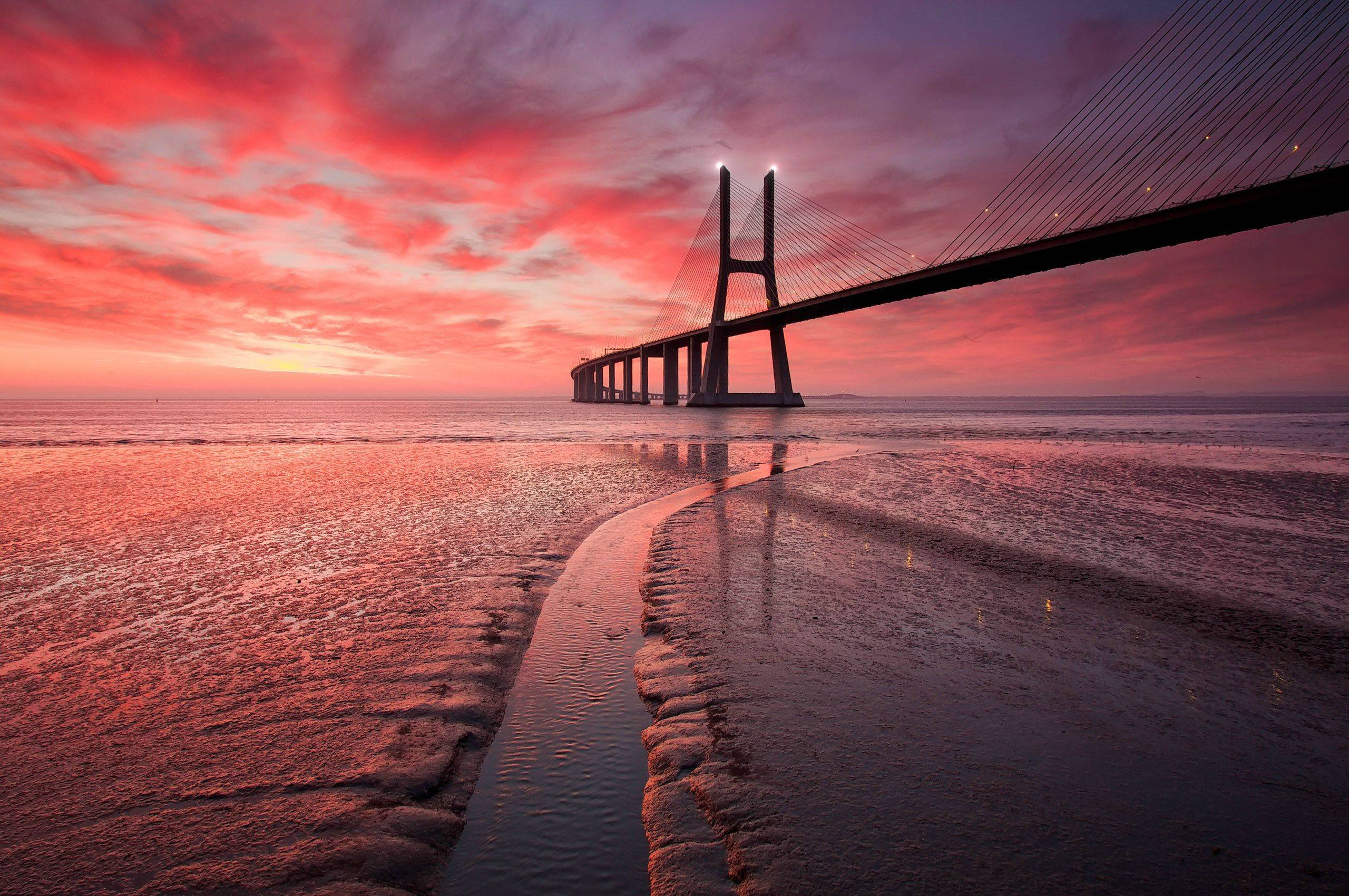 Scenic View of Vasco da Gama Bridge on a Chromebook Picha ya Ukuta