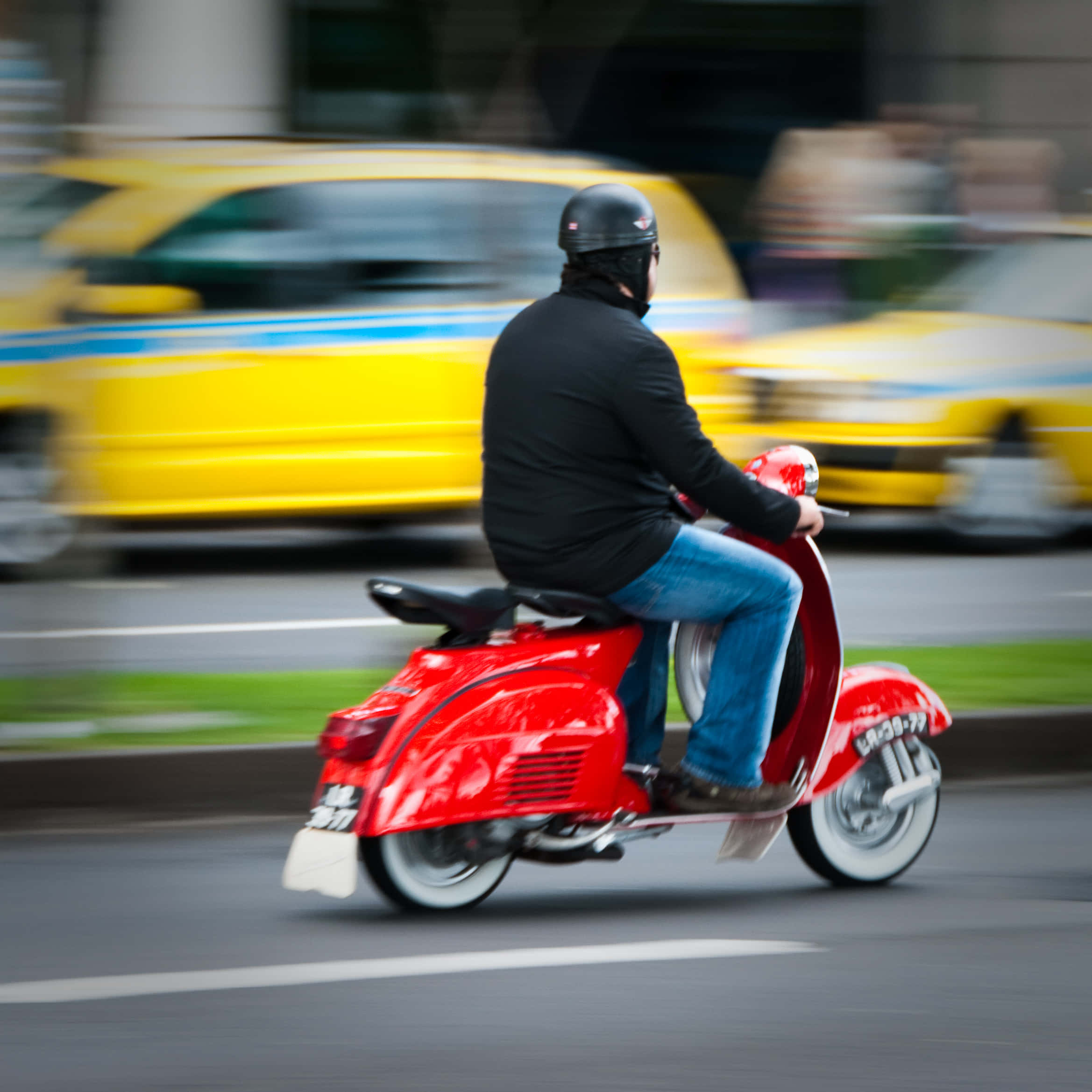 Scooter Man Riding A Red Moped Picture Picha ya Ukuta