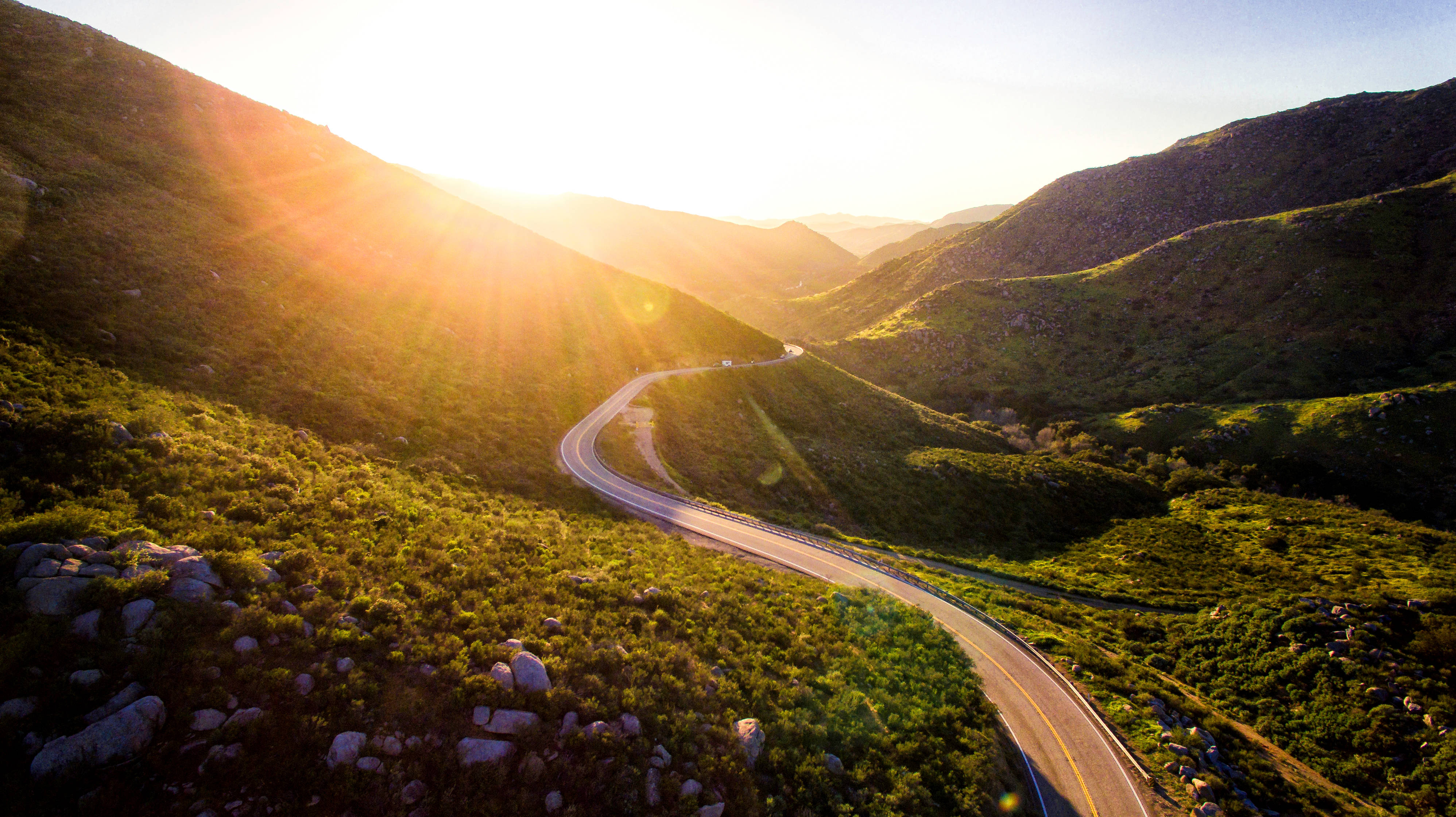 Serene Mountain Pass Road Picha ya Ukuta