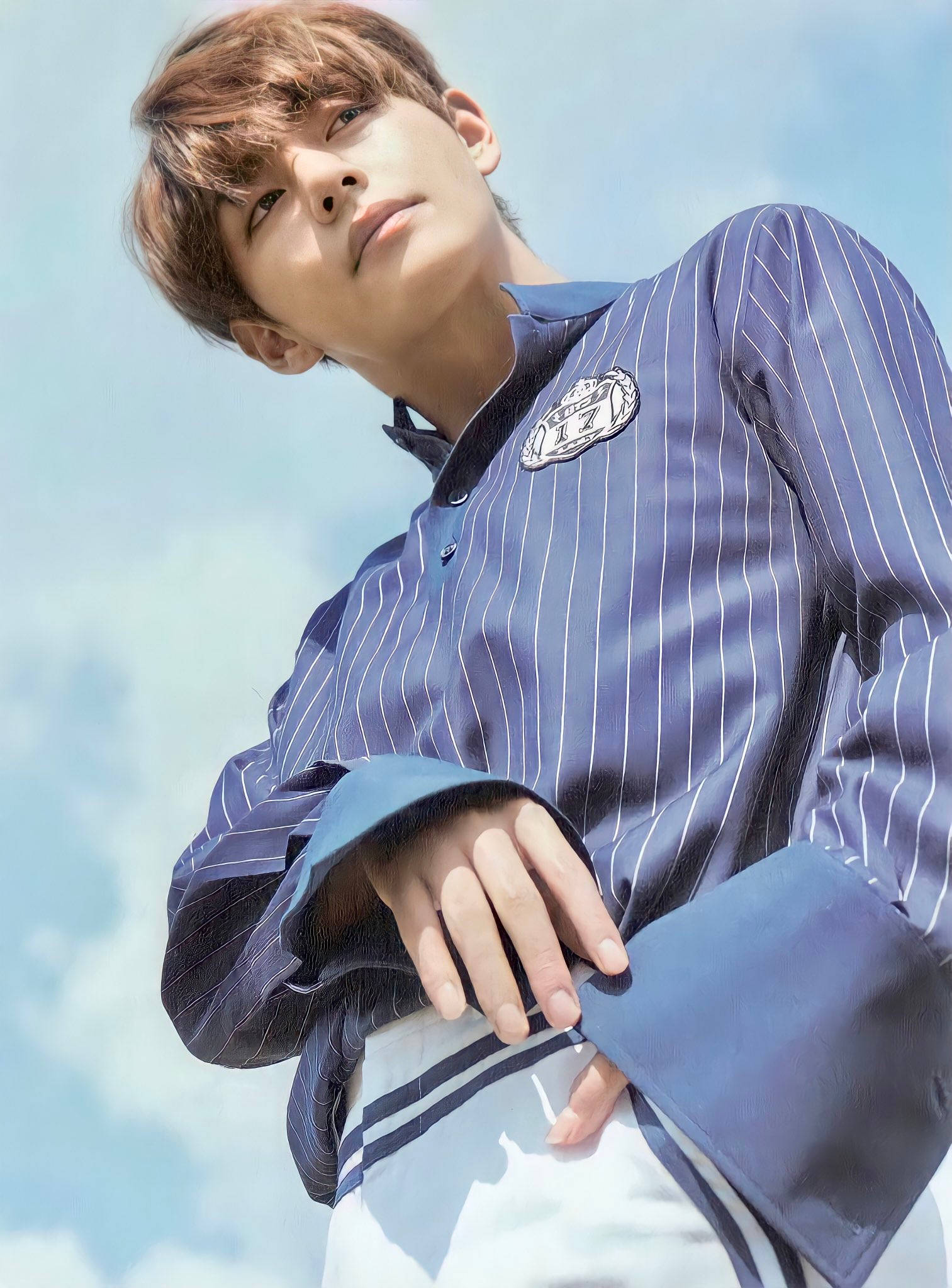 Shati la V la BTS lenye Mistari ya Bluu Picha ya Ukuta