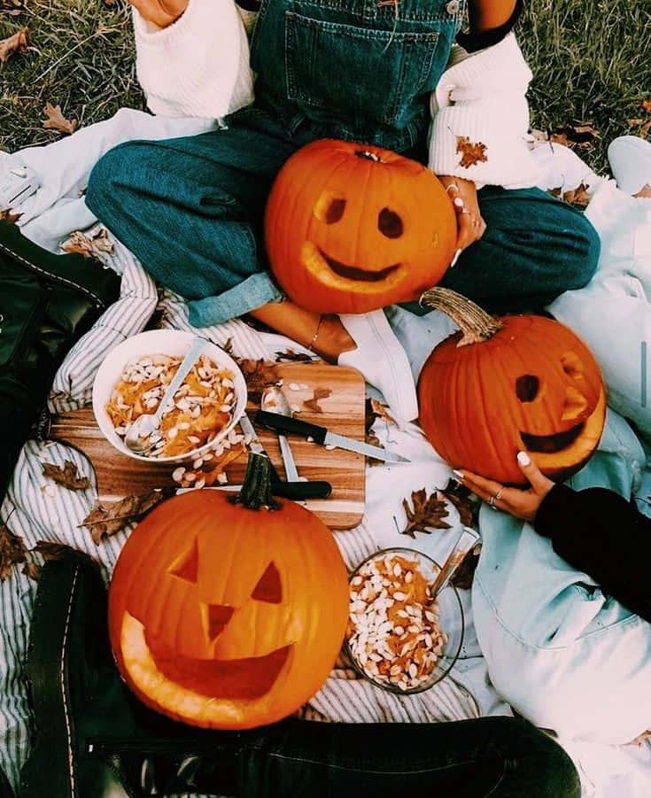 Sherehekea Halloween kwa mwendo wa kifahari na mazingira haya ya kusisimua na ya kuvutia! Picha ya Ukuta