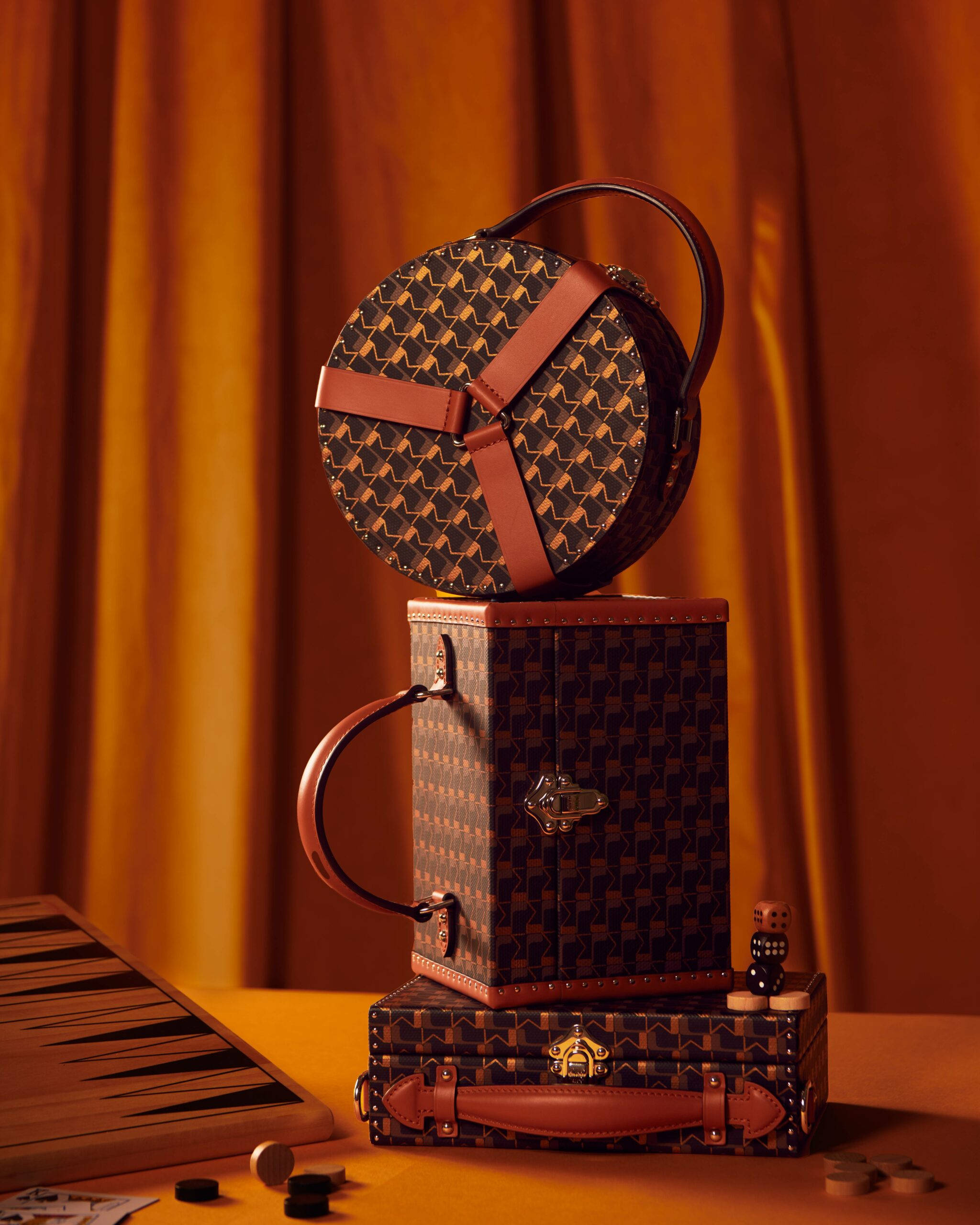 Sherehekea kwa begi hili la kifahari la Moynat Monogram Picha ya Ukuta