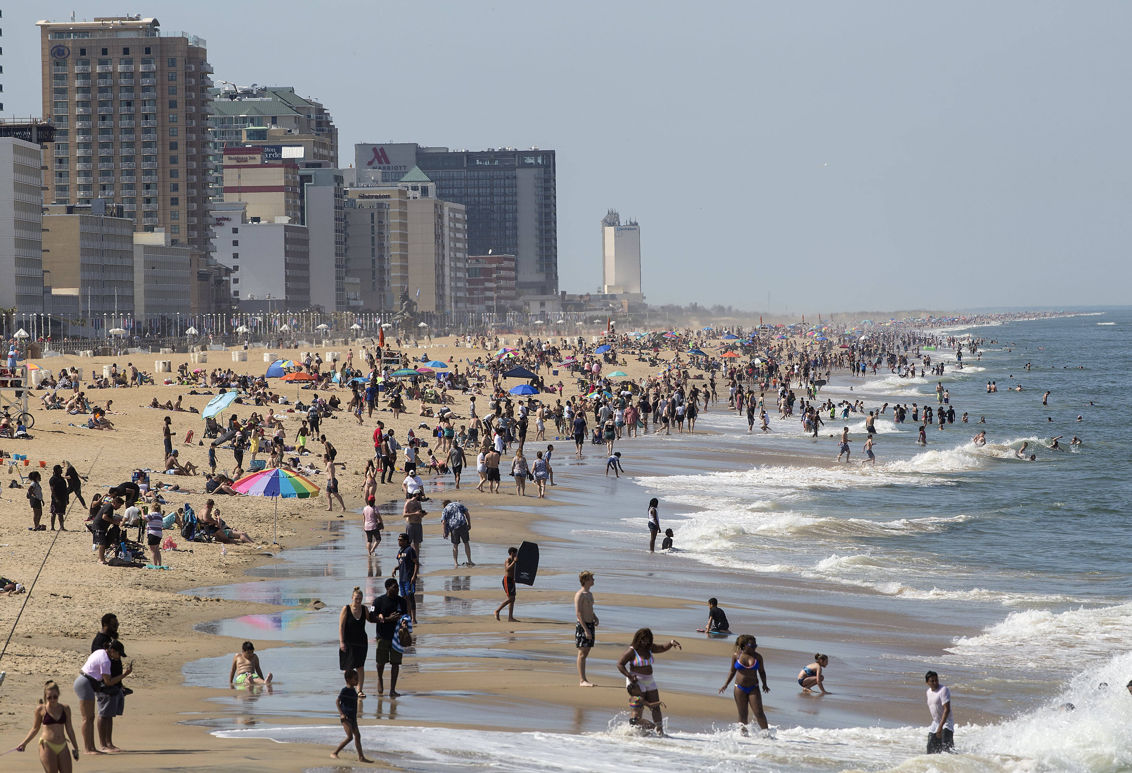 Siku yenye Msongamano katika Fukwe ya Virginia Beach Picha ya Ukuta