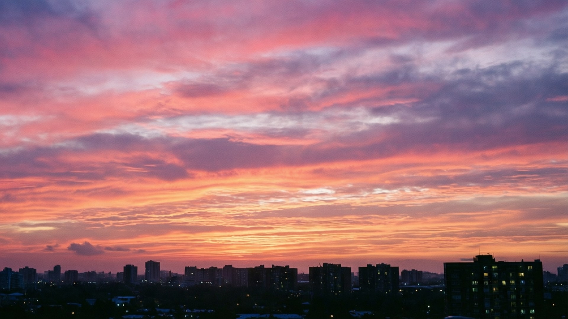 Silhouette ya Jiji la Alfajiri Picha ya Ukuta