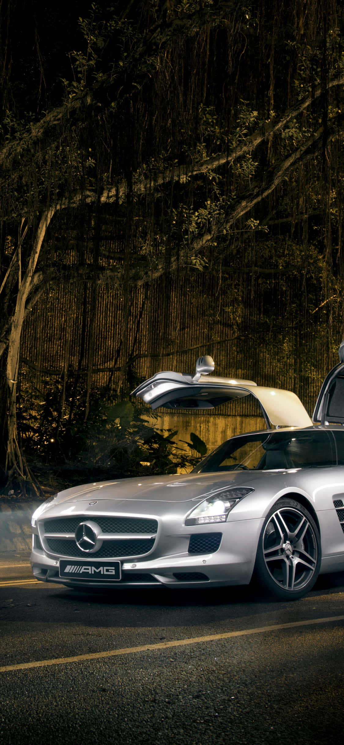 Silver iPhone Xs Mercedes Amg Background Picha ya Ukuta