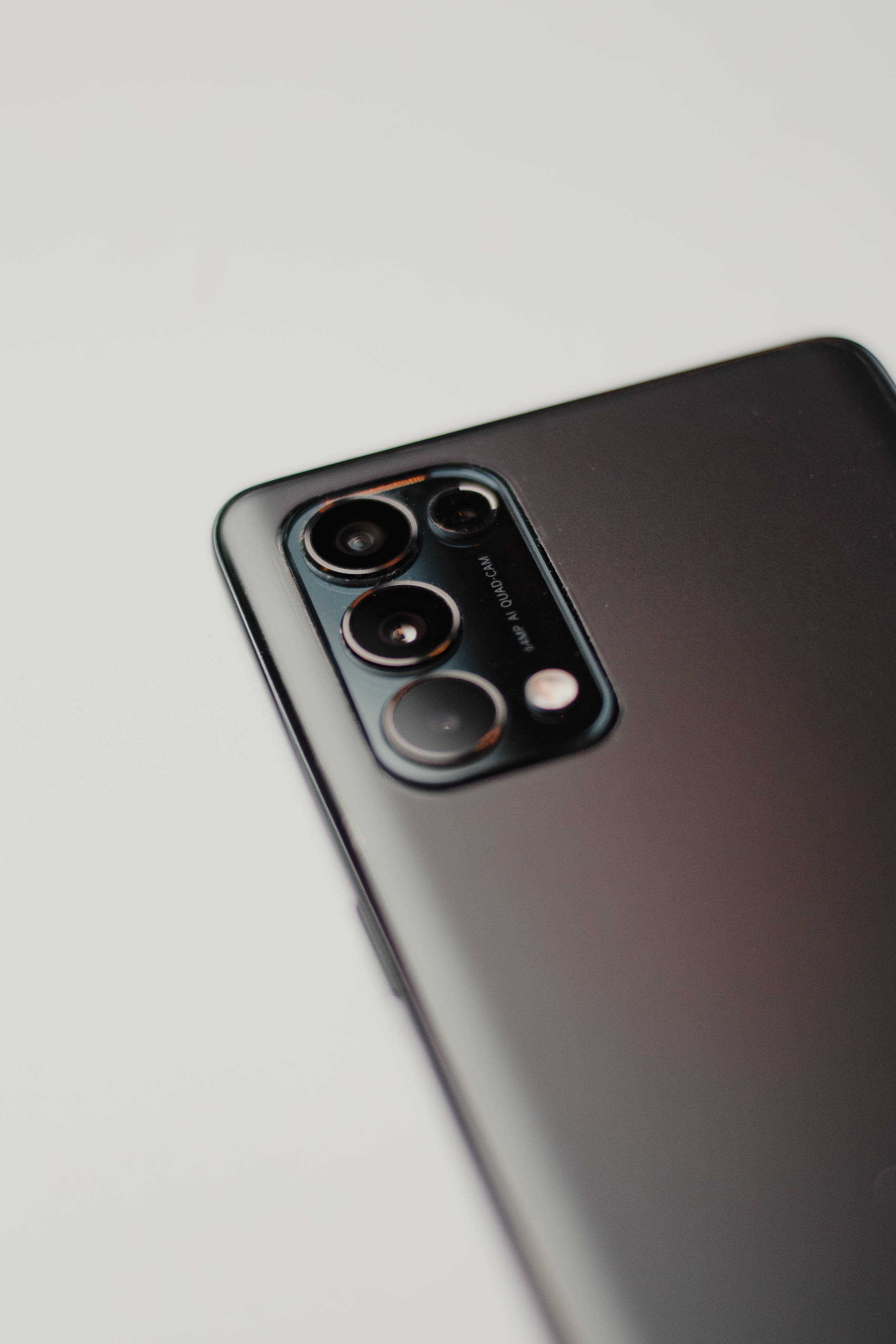 Silver Oppo Phone Camera Lenses Picha ya Ukuta