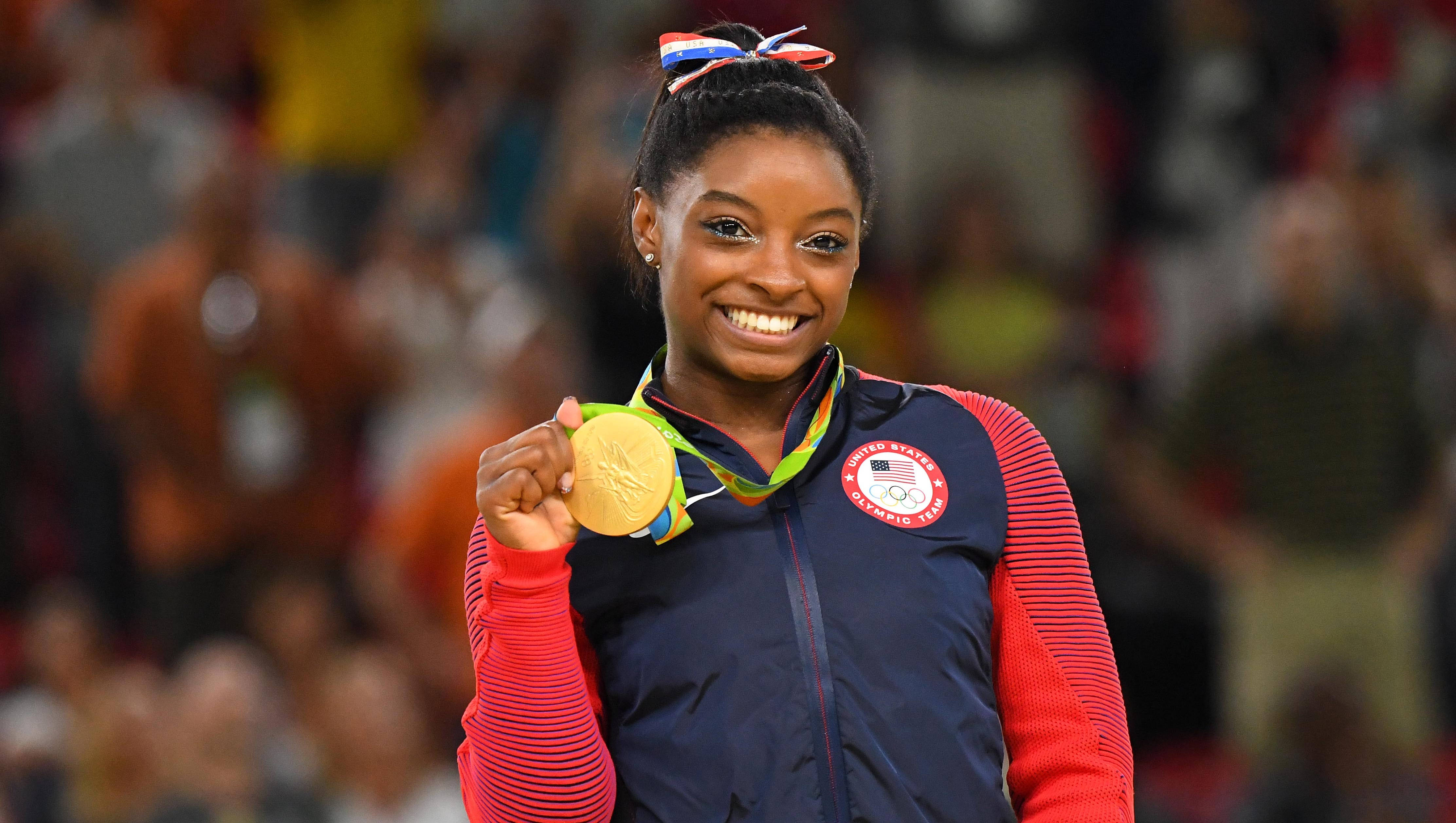 Simon Biles Akitunukiwa Medali ya Dhahabu Picha ya Ukuta