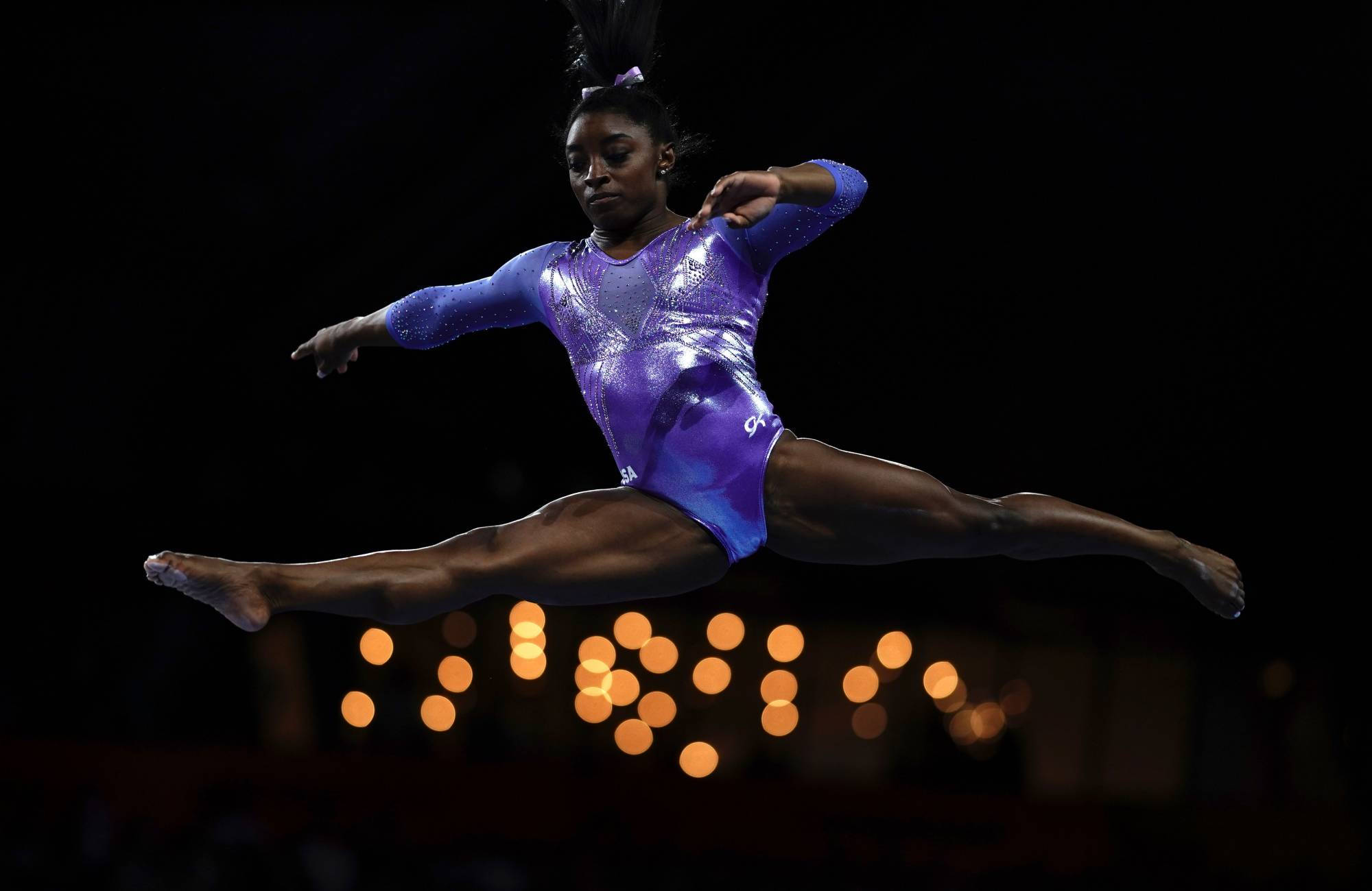 Simon Biles Splitting Midair Picha ya Ukuta