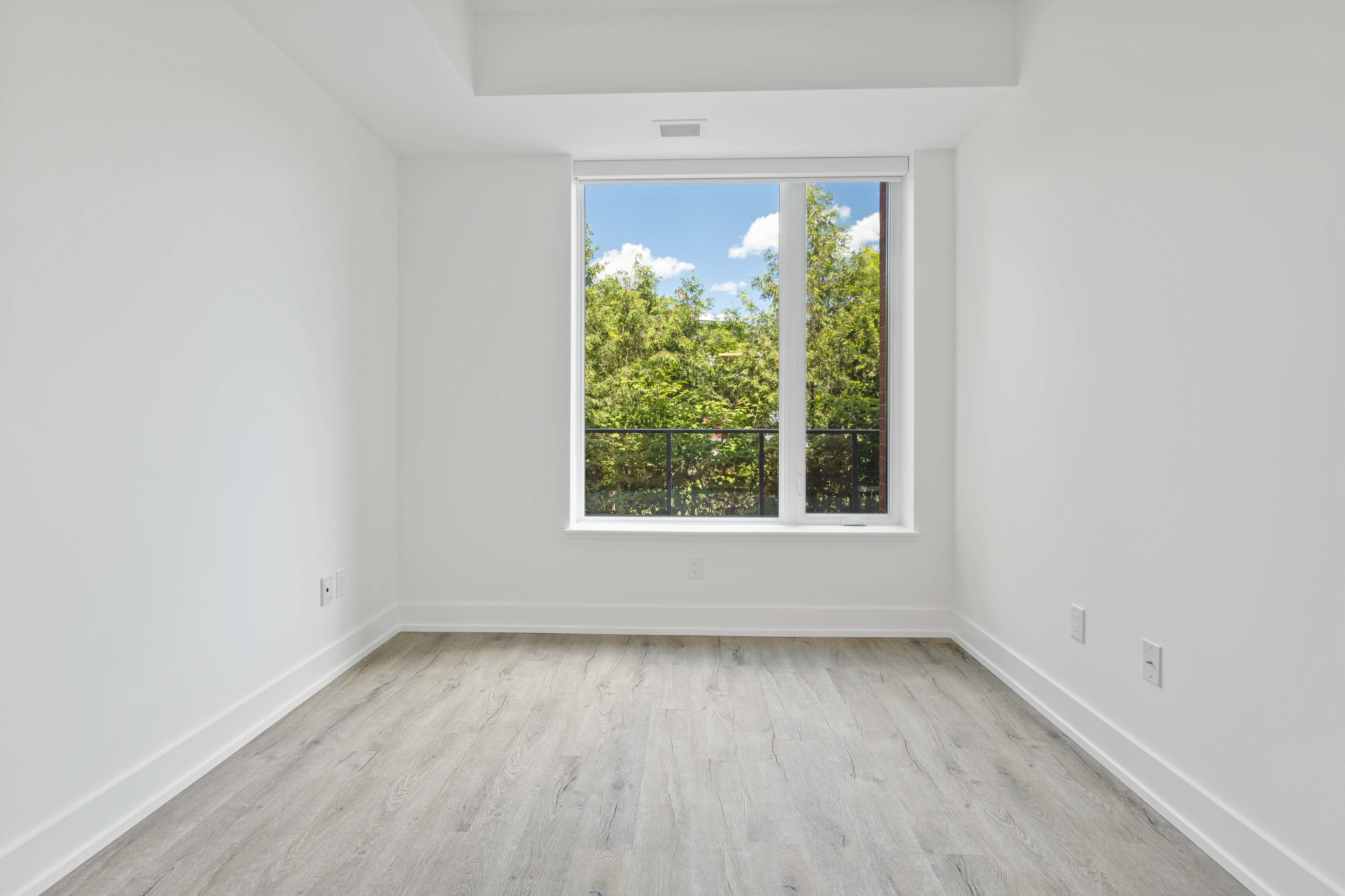 Simplistic Empty Room with Electrical Outlets Picha ya Ukuta