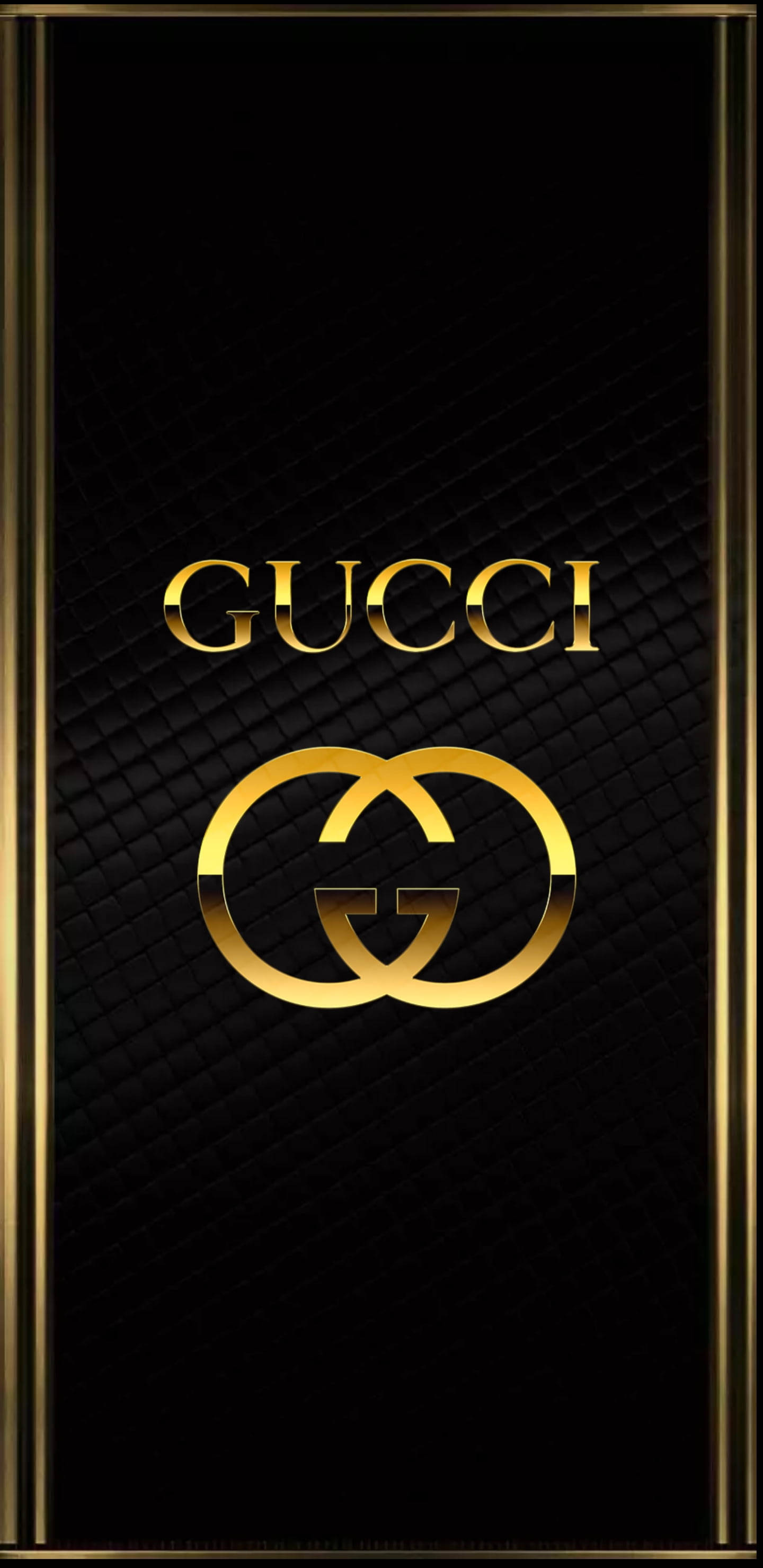 Simu ya iPhone 12 Pro Max ya Dhahabu yenye Alama ya Gucci Picha ya Ukuta