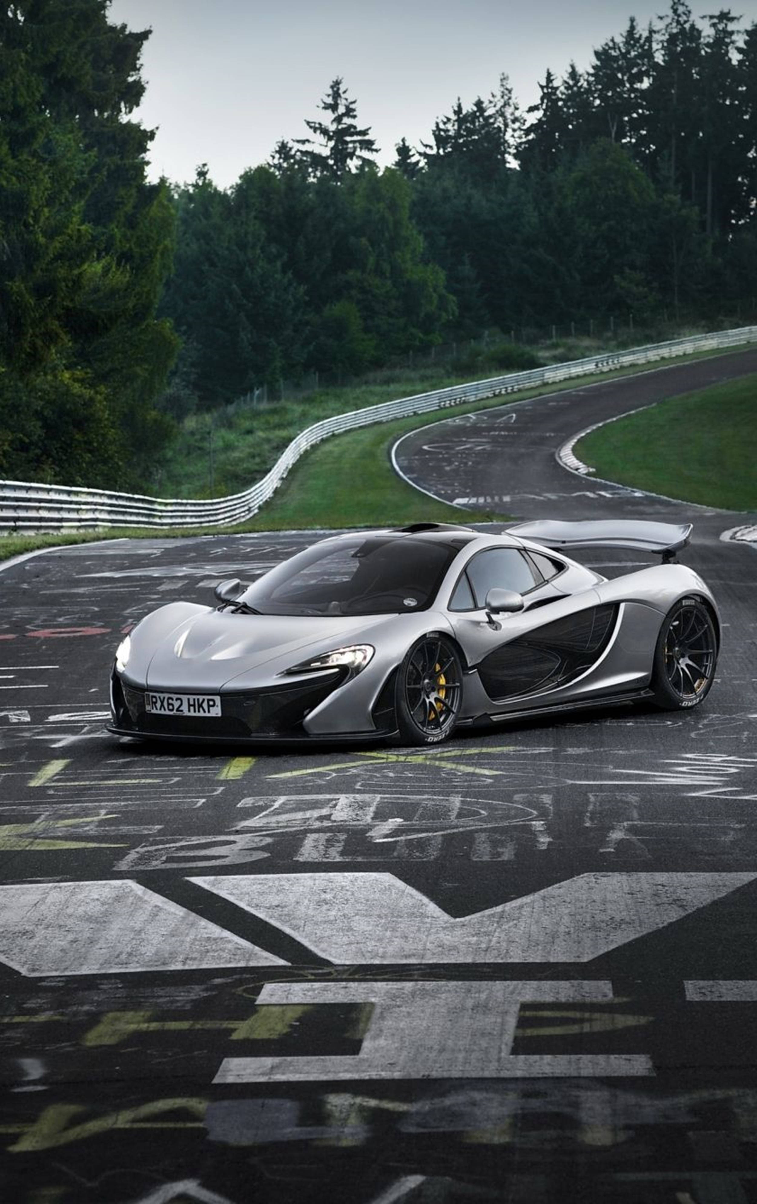 Simu ya McLaren ya Rangi ya Safi ya Kijana katika Mwendo wa Drift Picha ya Ukuta