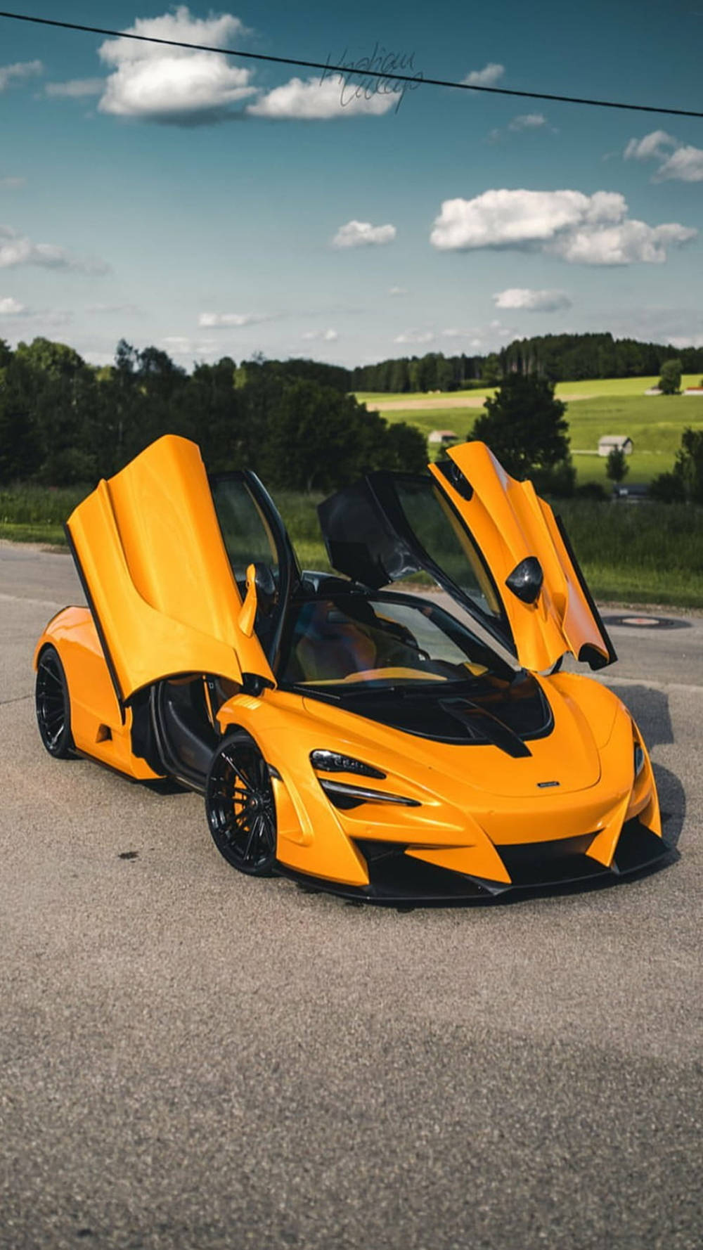 Simu ya McLaren 720S ya Njano Milango Wazi Picha ya Ukuta