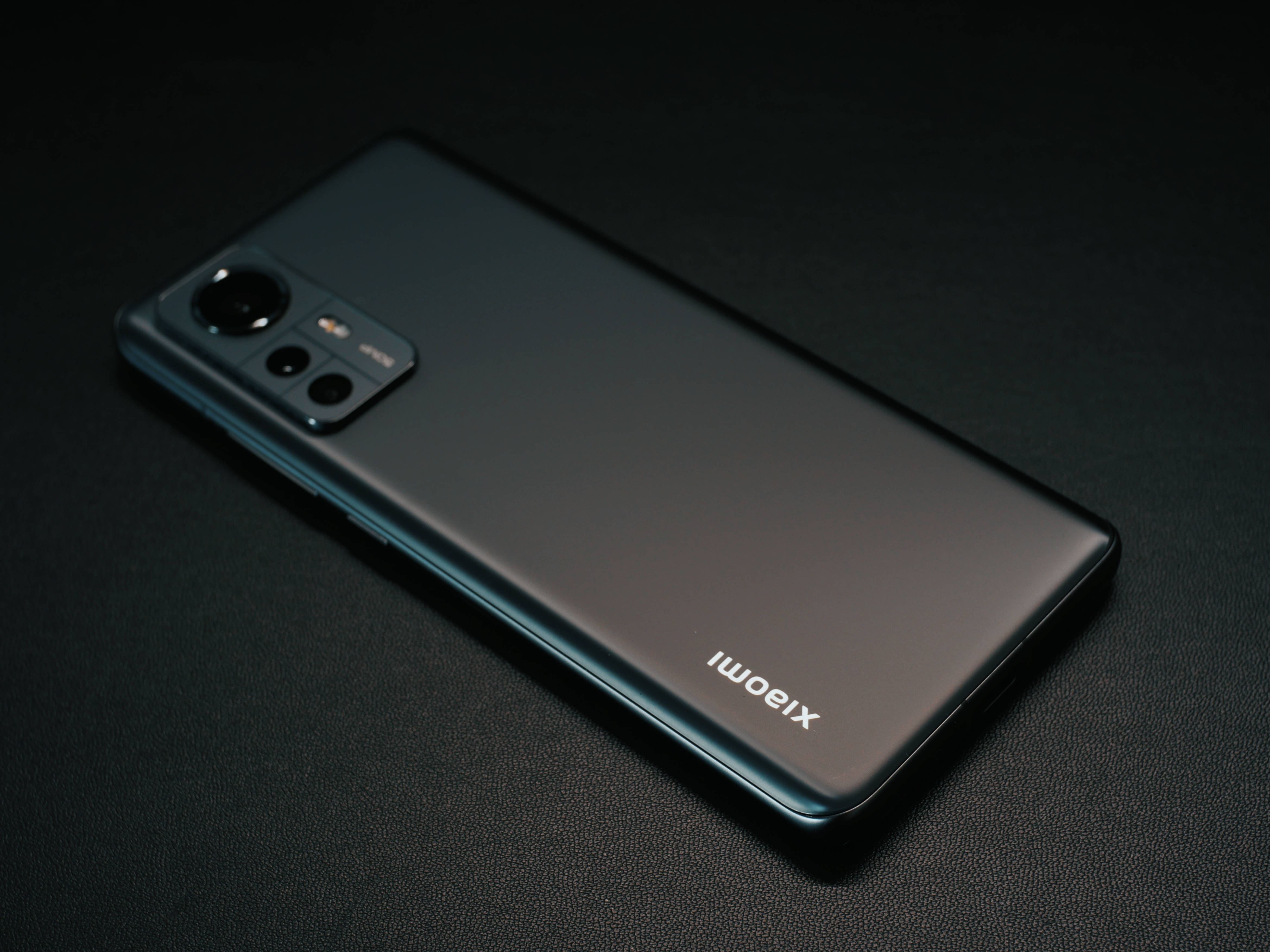 Simu ya Xiaomi Rangi Nyeusi Picha ya Ukuta