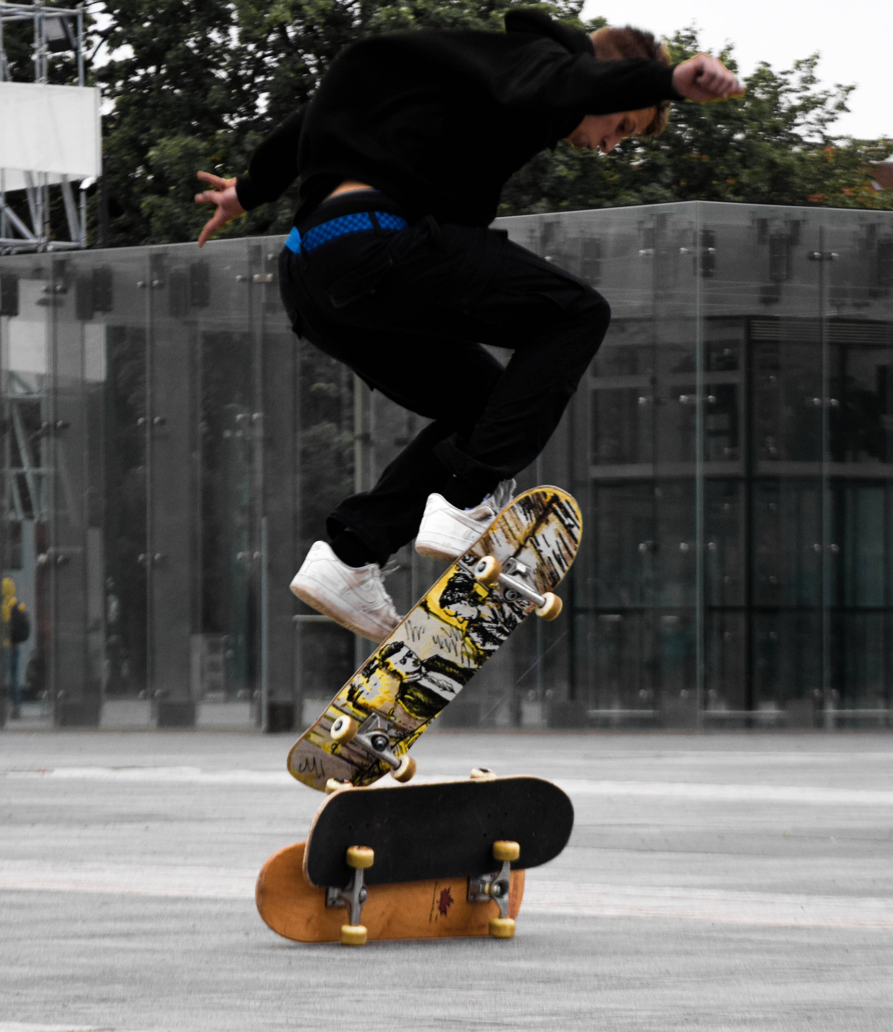 Skateboarder Anayefanya Ollie Katikati ya Hewa Picha ya Ukuta