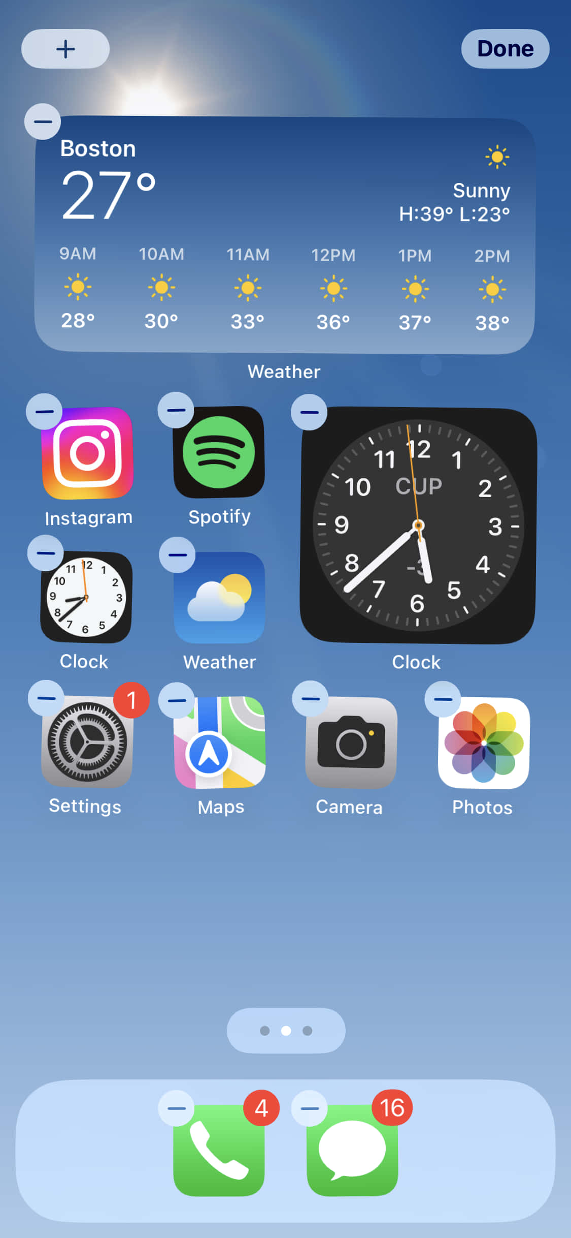 skrini ya iPhone yenye saa na ikoni nyingine Picha ya Ukuta