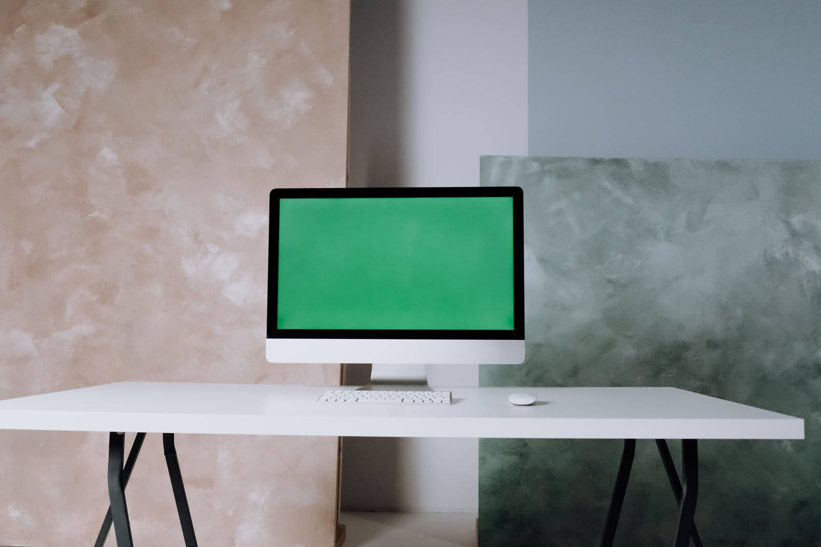 Skrini ya Kijani ya iMac Ofisini Picha ya Ukuta