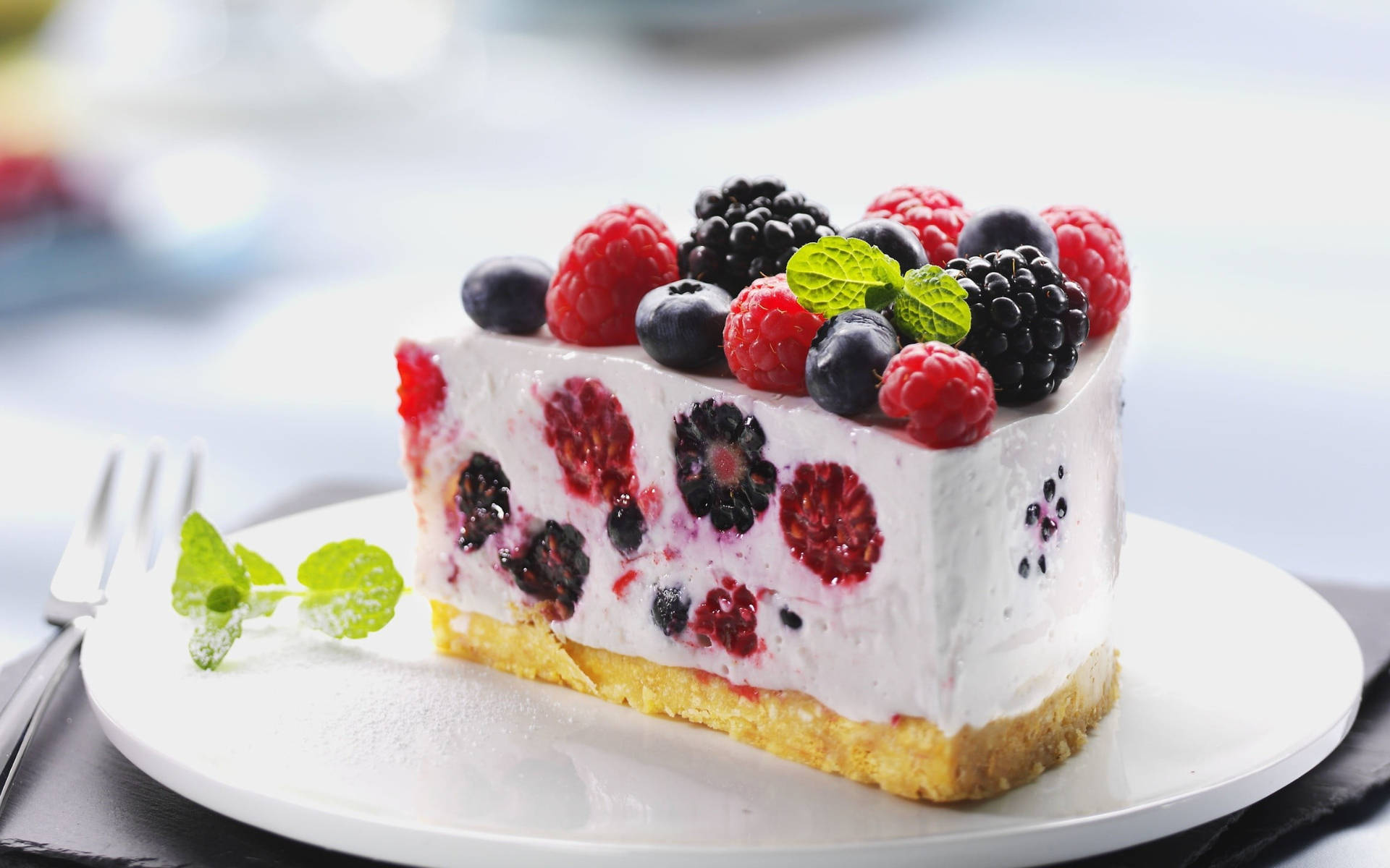 Slice Berry Cake On Plate Picha ya Ukuta